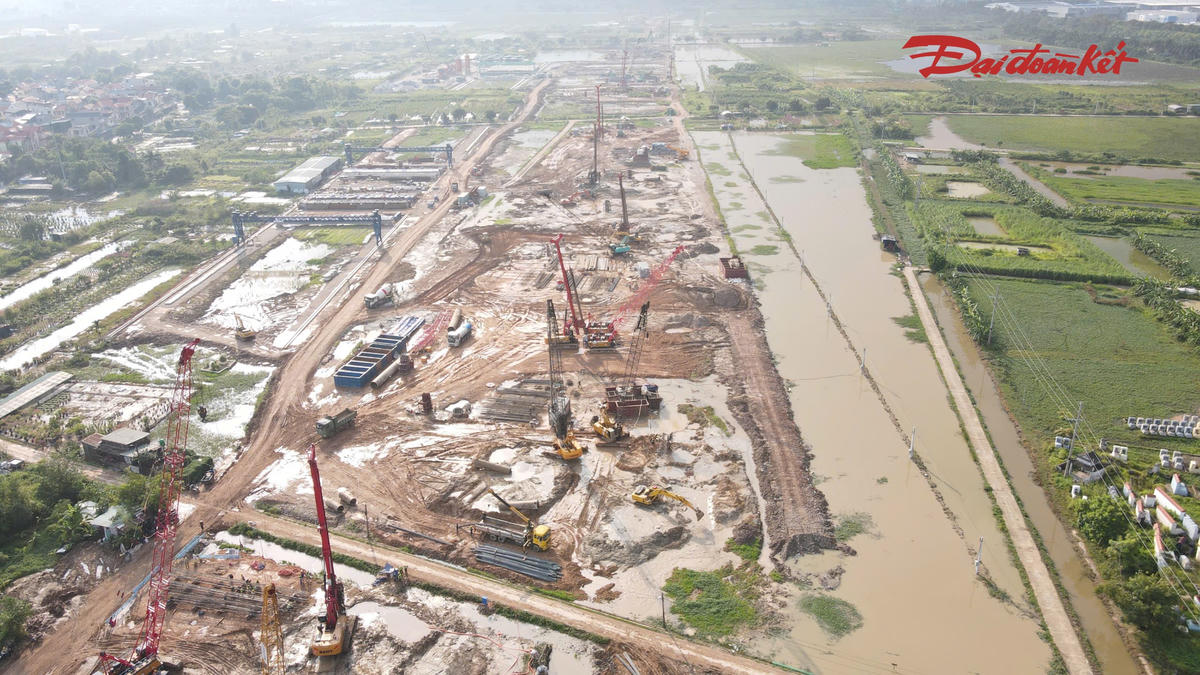 Công trường tuyến nối sân bay Gia Bình huy động hơn 800 nhân sự, gần 200 máy móc- Ảnh 6.