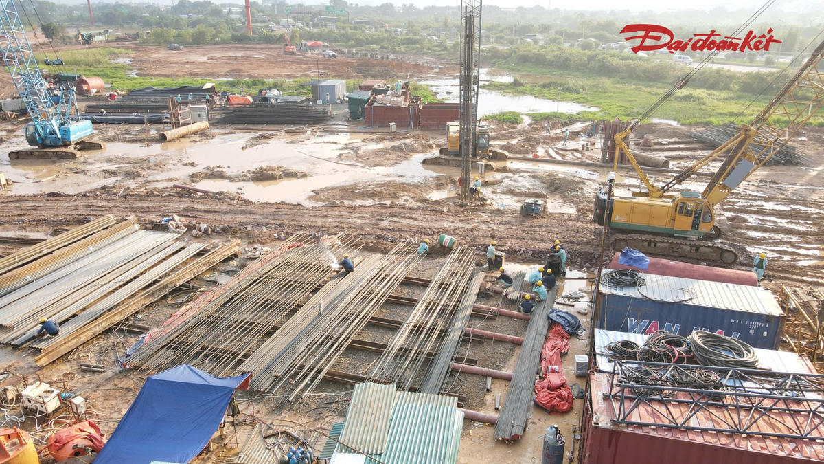 Công trường tuyến nối sân bay Gia Bình huy động hơn 800 nhân sự, gần 200 máy móc- Ảnh 11.