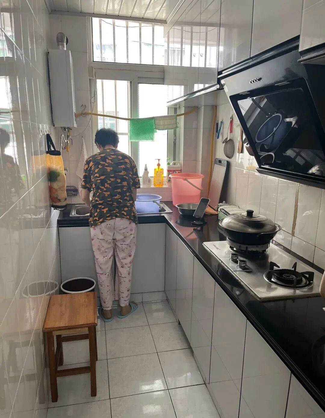Cụ bà 75 tuổi sống một mình trong căn nhà nhỏ: Tự lo từng bữa cơm, bình yên già đi, không làm phiền con cháu- Ảnh 2.
