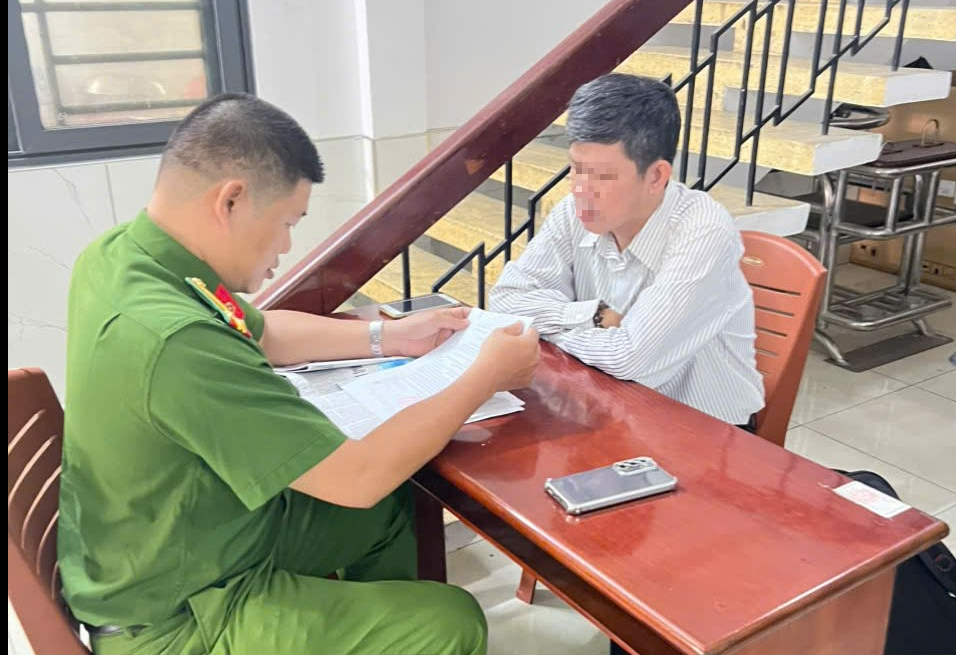 Công an phục hồi điều tra, bắt tạm giam giám đốc kinh doanh Nguyễn Đức Thắng 45 tuổi- Ảnh 1. Công an phục hồi điều tra, bắt tạm giam giám đốc kinh doanh Nguyễn Đức Thắng 45 tuổi- Ảnh 1.