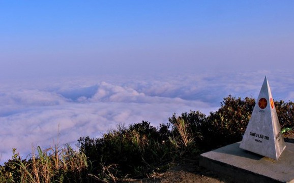 Việt Nam có đỉnh 'chín tầng thang' săn mây cao 2.400m: khí hậu mát mẻ quanh năm, rộng 200ha, sắp thành 'mỏ vàng' mới với vốn đầu tư 450 tỷ đồng