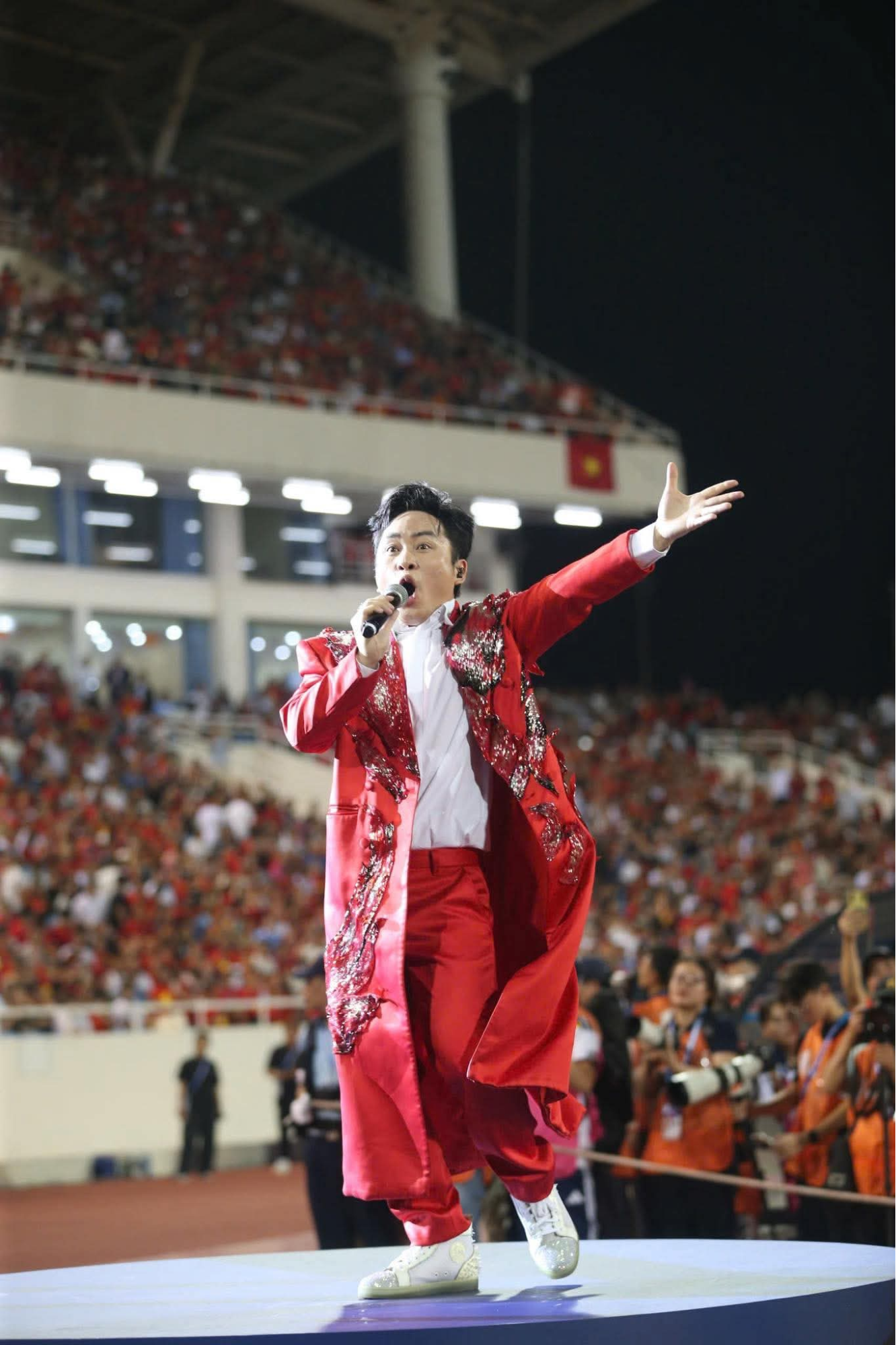 Showbiz Việt ai múa lân qua Tùng Dương- Ảnh 5.