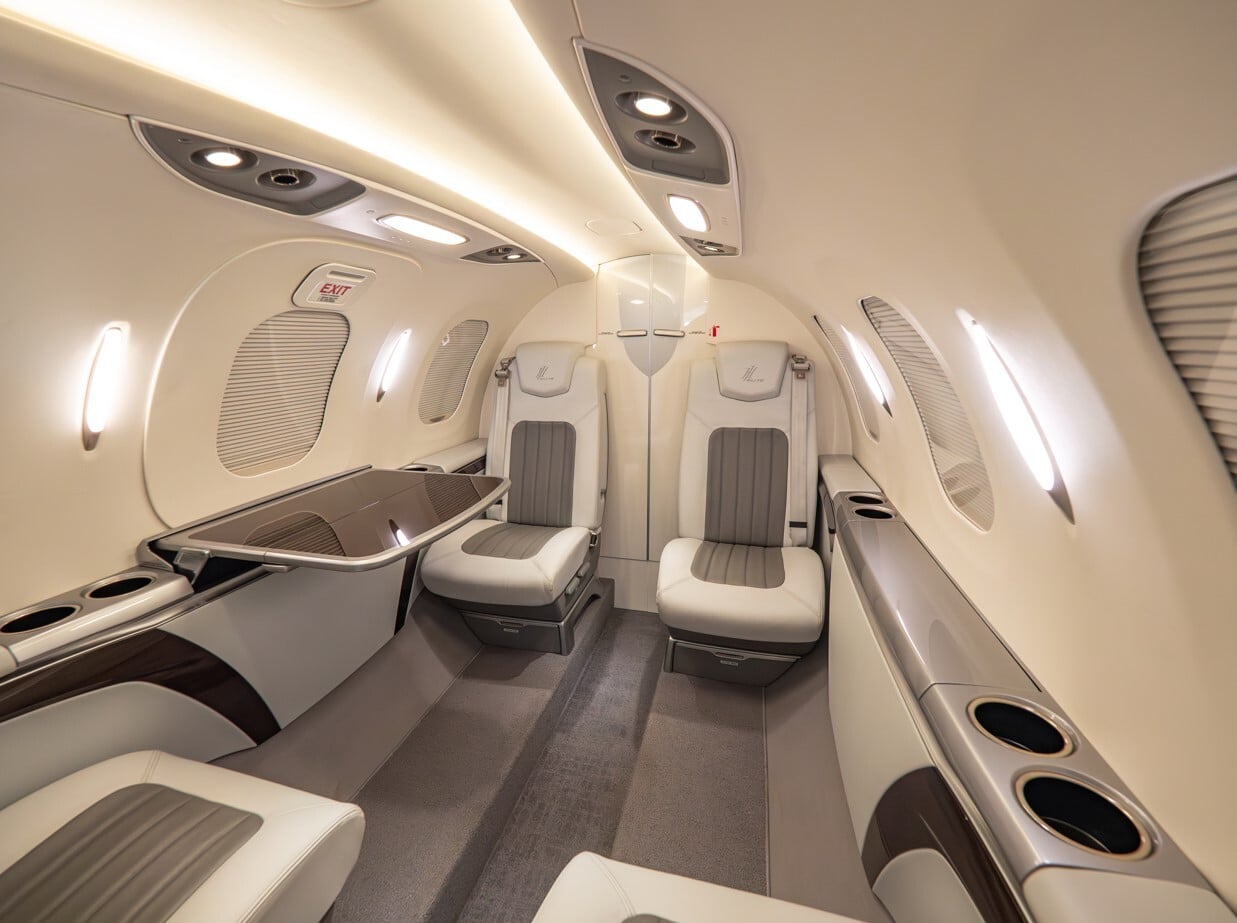 Một máy bay thương gia “tí hon” dài 13 mét, chỉ chở được 6 người nhưng tốc độ 800 km/h vừa hạ cánh tại Tân Sơn Nhất- Ảnh 2.