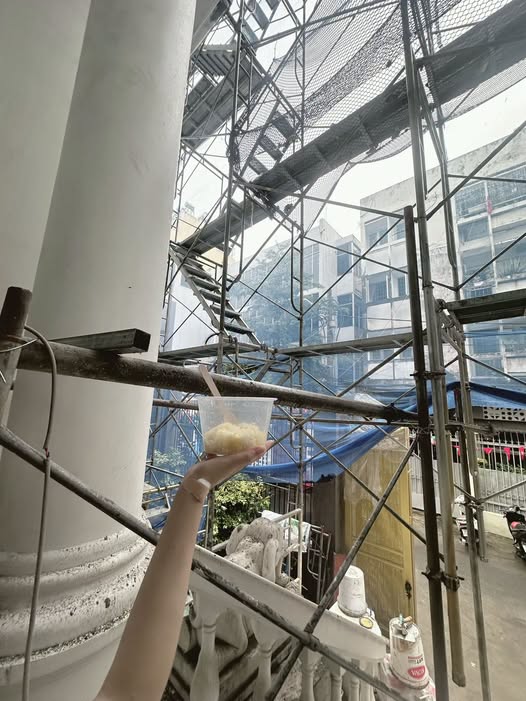 Nữ diễn viên SN 1982 chưa chồng xây biệt thự mặt tiền, vừa ăn xôi, vừa giám sát- Ảnh 1.