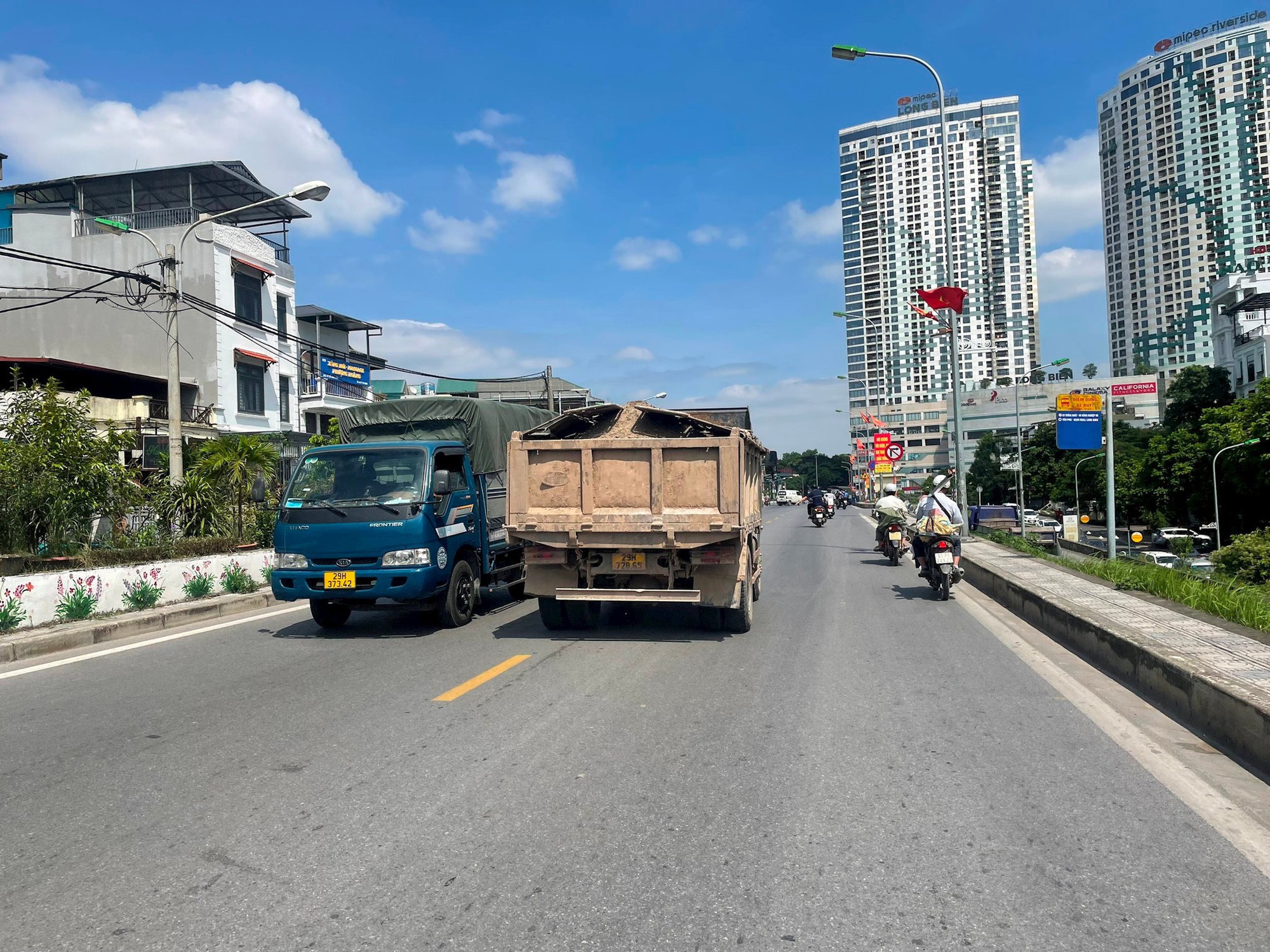 Hà Nội phân luồng đường đê Long Biên - Xuân Quan để thi công cầu Trần Hưng Đạo- Ảnh 1.