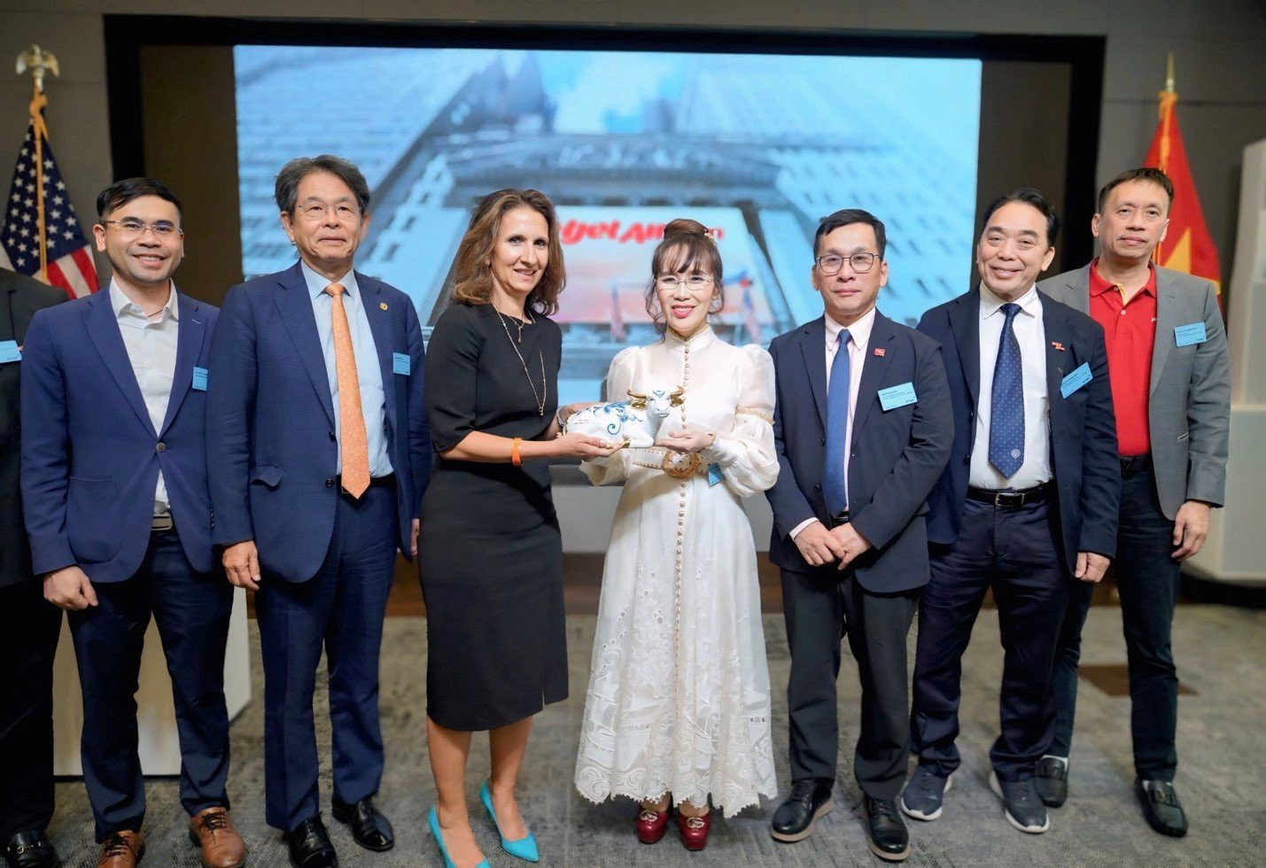 Một chuyến đi Mỹ của tiến sĩ giàu nhất Việt Nam: Ký kết 23 thỏa thuận, xuất hiện tại Sở Giao dịch Chứng khoán New York và chốt deal với tập đoàn của Elon Musk- Ảnh 2.