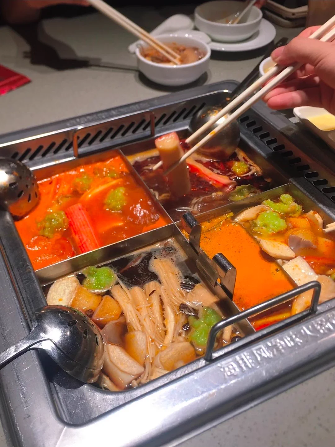 Chuỗi nhà hàng lẩu nổi tiếng từ Trung Quốc bất ngờ thông báo nóng tới toàn bộ khách hàng Việt Nam - Ảnh 2.