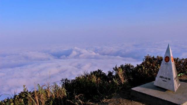 Việt Nam có đỉnh 'chín tầng thang' săn mây cao 2.400m: khí hậu mát mẻ quanh năm, rộng 200ha, sắp thành 'mỏ vàng' mới với vốn đầu tư 450 tỷ đồng - Ảnh 1.