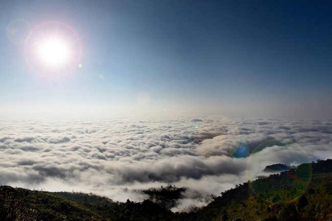 Việt Nam có đỉnh 'chín tầng thang' săn mây cao 2.400m: khí hậu mát mẻ quanh năm, rộng 200ha, sắp thành 'mỏ vàng' mới với vốn đầu tư 450 tỷ đồng - Ảnh 2.