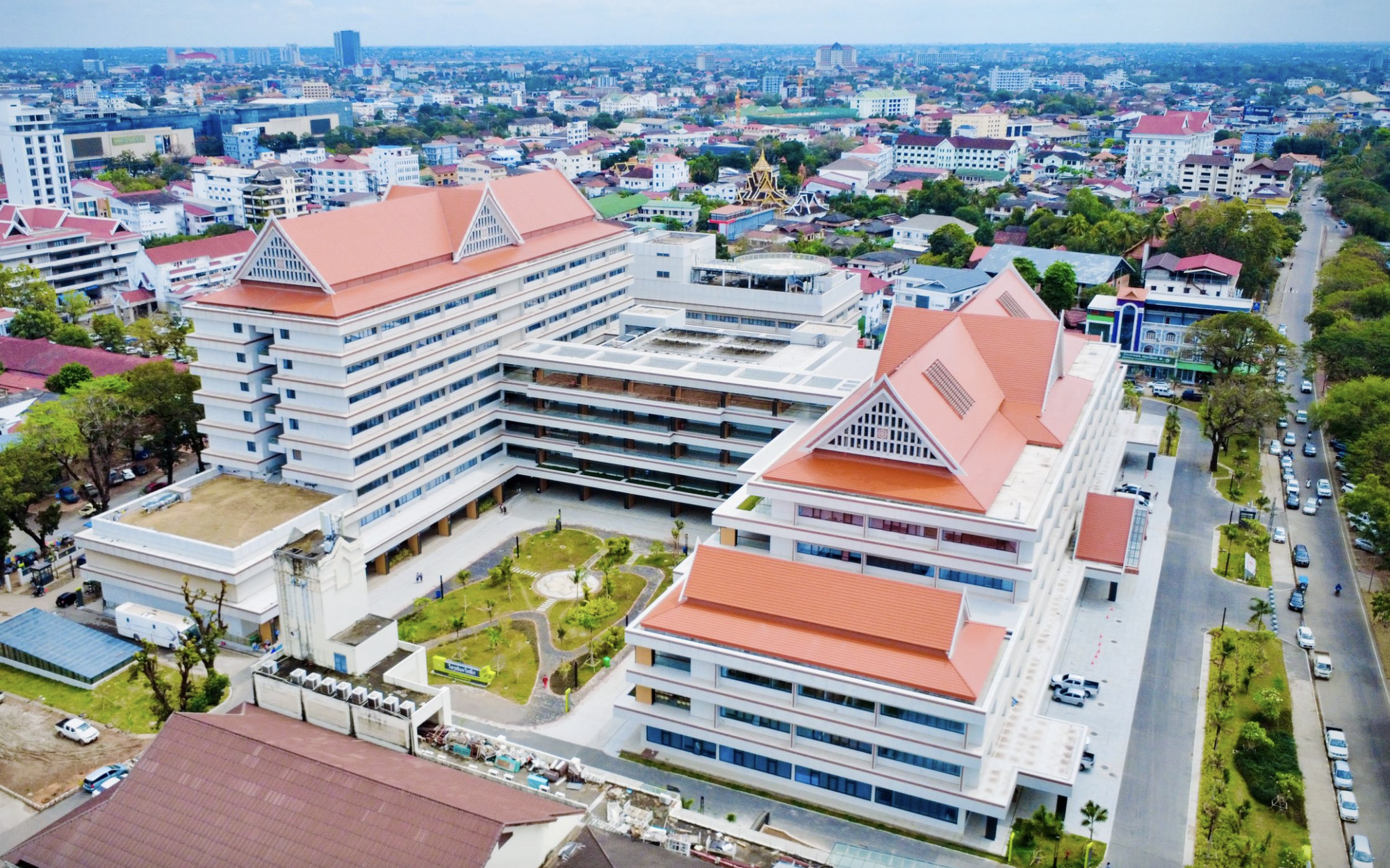 Hàng xóm Việt Nam được Trung Quốc tặng bệnh viện 2.600 tỷ đồng: Rộng 54.000 mét vuông, có sân bay trên nóc nhà
