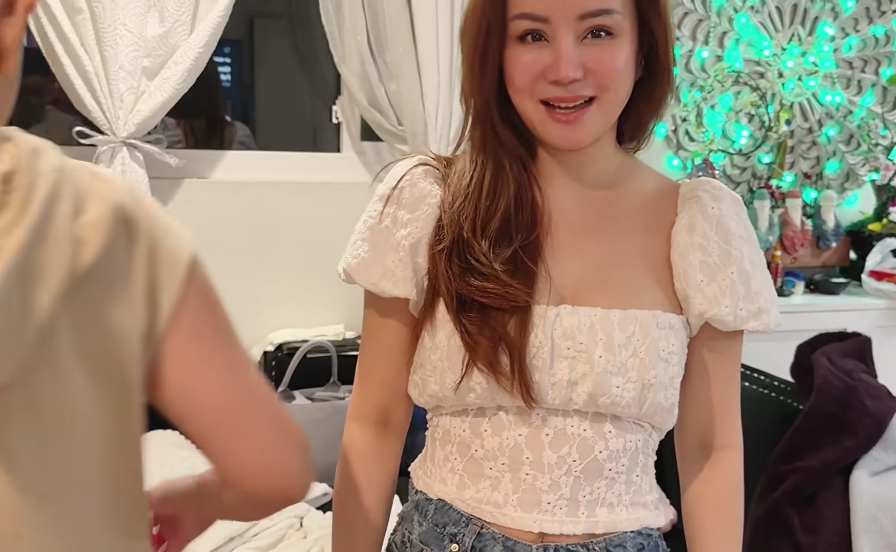 Bắt gặp ca sĩ Vy Oanh ở Mỹ - Ảnh 2.