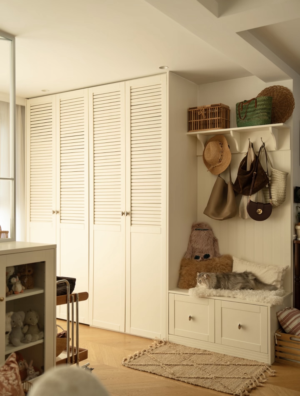 36 tuổi, độc thân và sống một mình trong căn hộ 150m²: Ngôi nhà khiến nhiều người nhận ra ở một mình vẫn có thể rất đủ đầy- Ảnh 3.