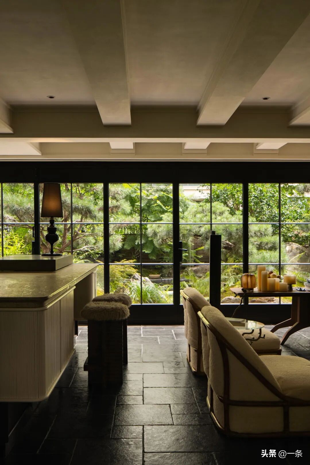 Sau khi giá nhà giảm mạnh, cặp vợ chồng quyết định không bán nữa: Họ biến căn nhà 300m² thành “bước đệm” cho tuổi 40- Ảnh 2.