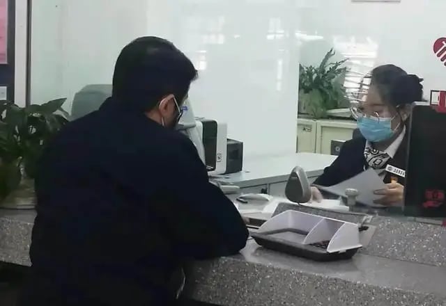 Sổ tiết kiệm còn hơn 138 triệu đồng nhưng ngân hàng chỉ cho rút 69 triệu, còn khẳng định: “Không tìm thấy số tiền còn lại trên hệ thống” - Ảnh 1.