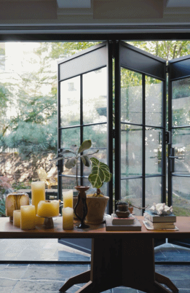 Sau khi giá nhà giảm mạnh, cặp vợ chồng quyết định không bán nữa: Họ biến căn nhà 300m² thành “bước đệm” cho tuổi 40- Ảnh 3.