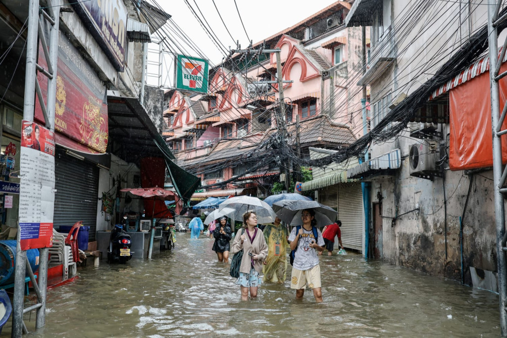 Bangkok tuyên bố tình trạng thảm hoạ: Cảnh tượng không tưởng ở thủ đô Thái Lan những ngày qua- Ảnh 1.