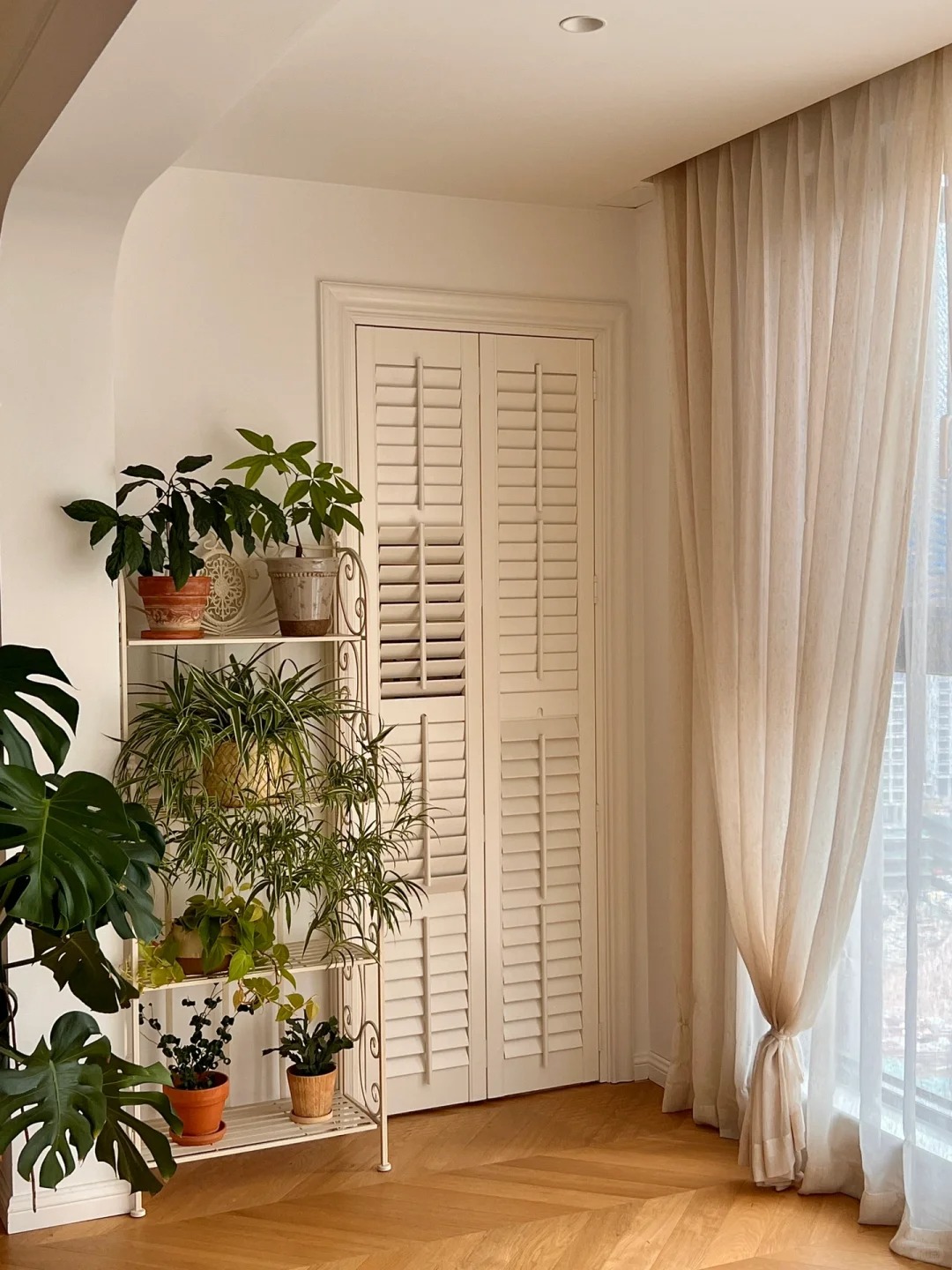 36 tuổi, độc thân và sống một mình trong căn hộ 150m²: Ngôi nhà khiến nhiều người nhận ra ở một mình vẫn có thể rất đủ đầy- Ảnh 16.