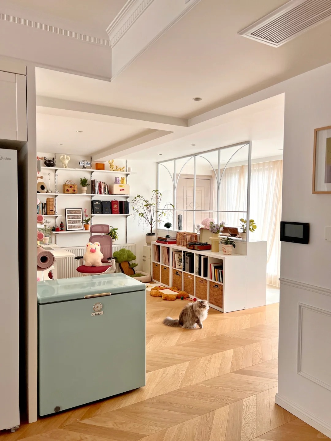 36 tuổi, độc thân và sống một mình trong căn hộ 150m²: Ngôi nhà khiến nhiều người nhận ra ở một mình vẫn có thể rất đủ đầy- Ảnh 4.