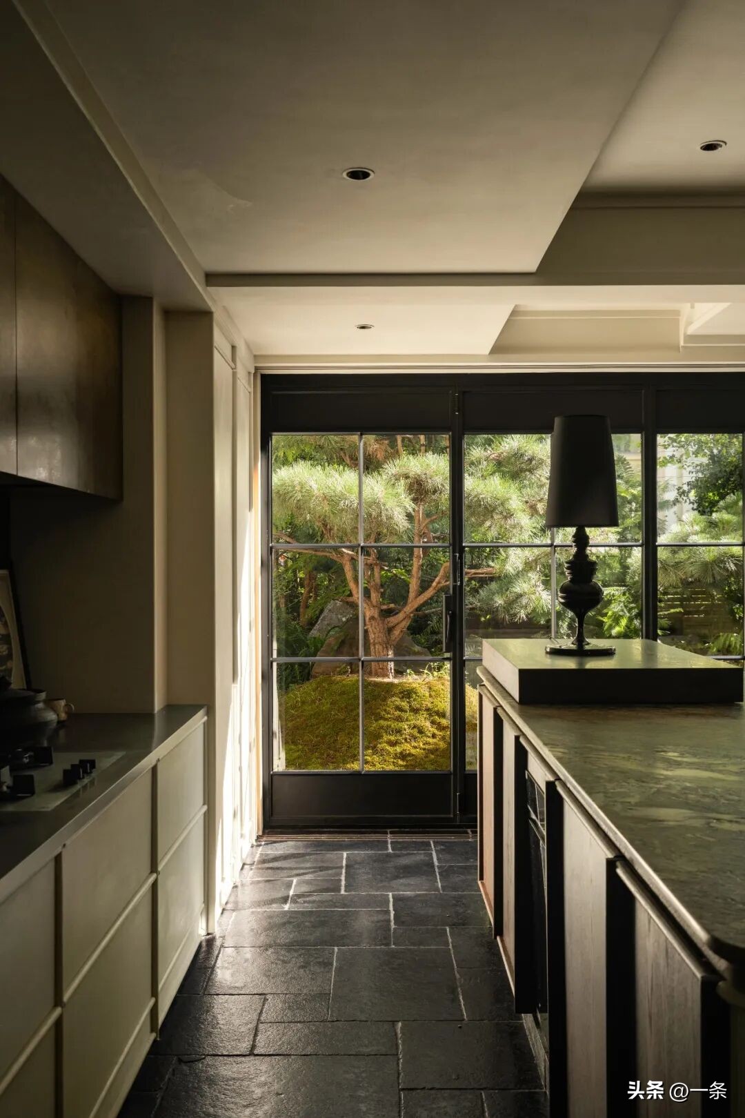 Sau khi giá nhà giảm mạnh, cặp vợ chồng quyết định không bán nữa: Họ biến căn nhà 300m² thành “bước đệm” cho tuổi 40- Ảnh 7.