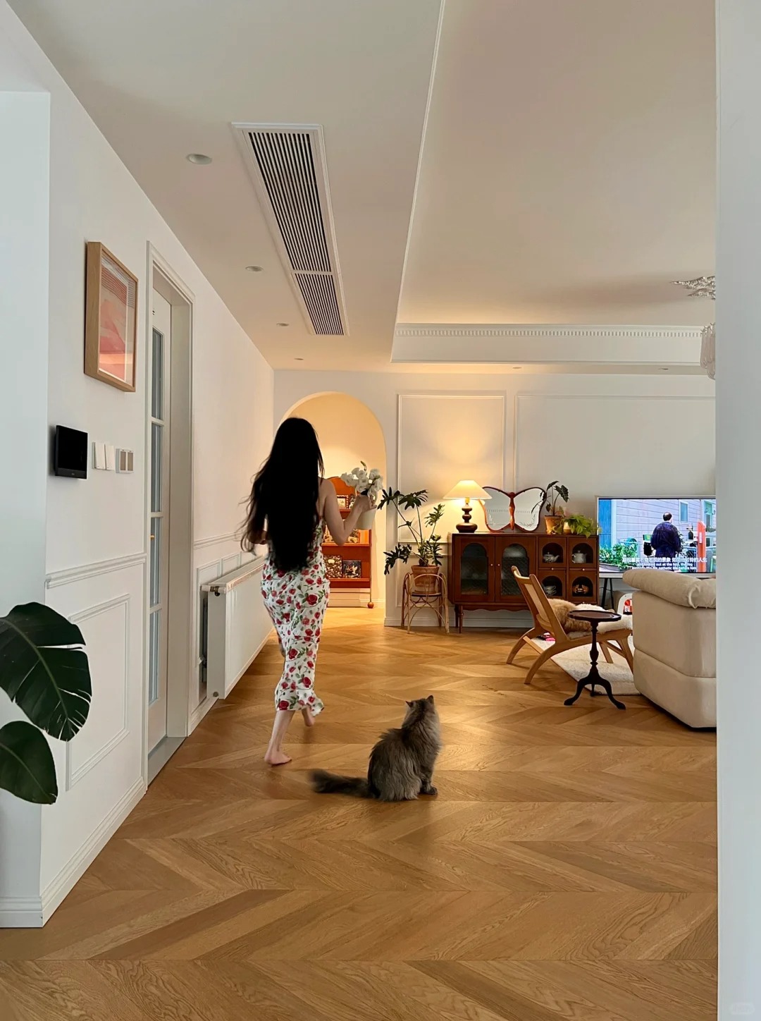 36 tuổi, độc thân và sống một mình trong căn hộ 150m²: Ngôi nhà khiến nhiều người nhận ra ở một mình vẫn có thể rất đủ đầy- Ảnh 1.