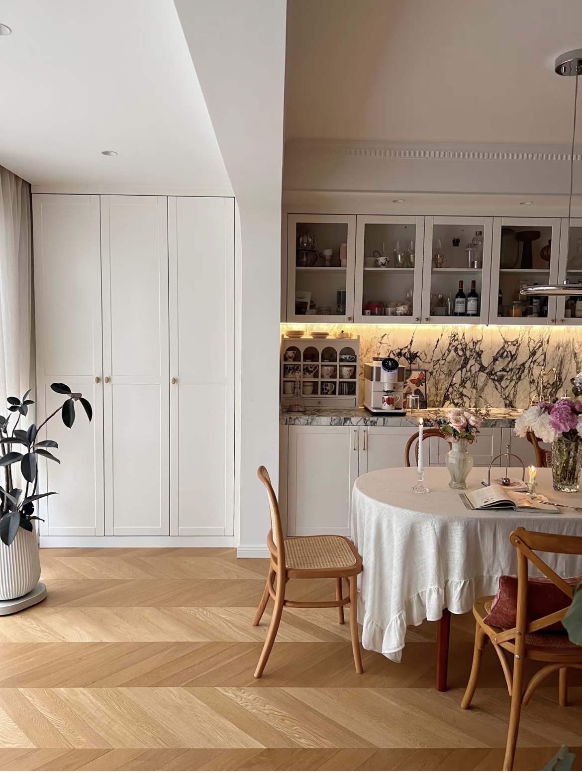 36 tuổi, độc thân và sống một mình trong căn hộ 150m²: Ngôi nhà khiến nhiều người nhận ra ở một mình vẫn có thể rất đủ đầy- Ảnh 14.