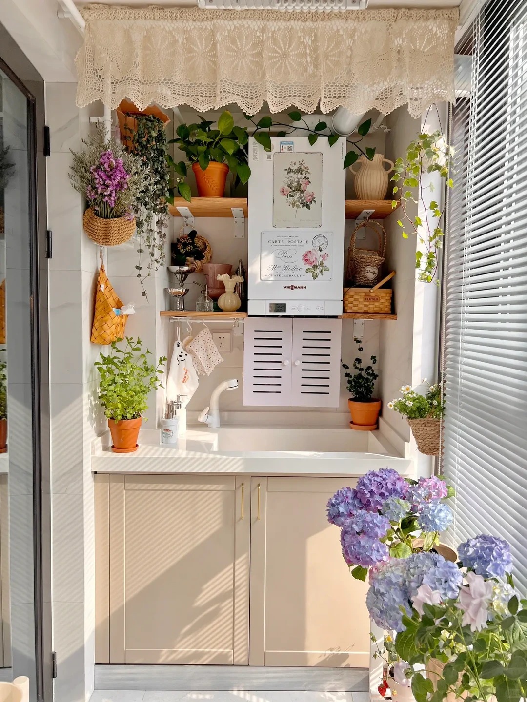 36 tuổi, độc thân và sống một mình trong căn hộ 150m²: Ngôi nhà khiến nhiều người nhận ra ở một mình vẫn có thể rất đủ đầy- Ảnh 25.