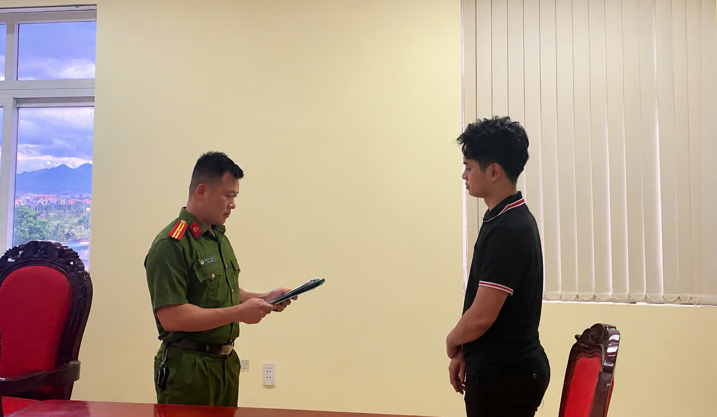Công an điều tra số tiền hơn 5,3 tỷ đồng được chuyển khoản trong nhiều lần: Bắt Trương Minh Hiếu SN 2005 - Ảnh 1.