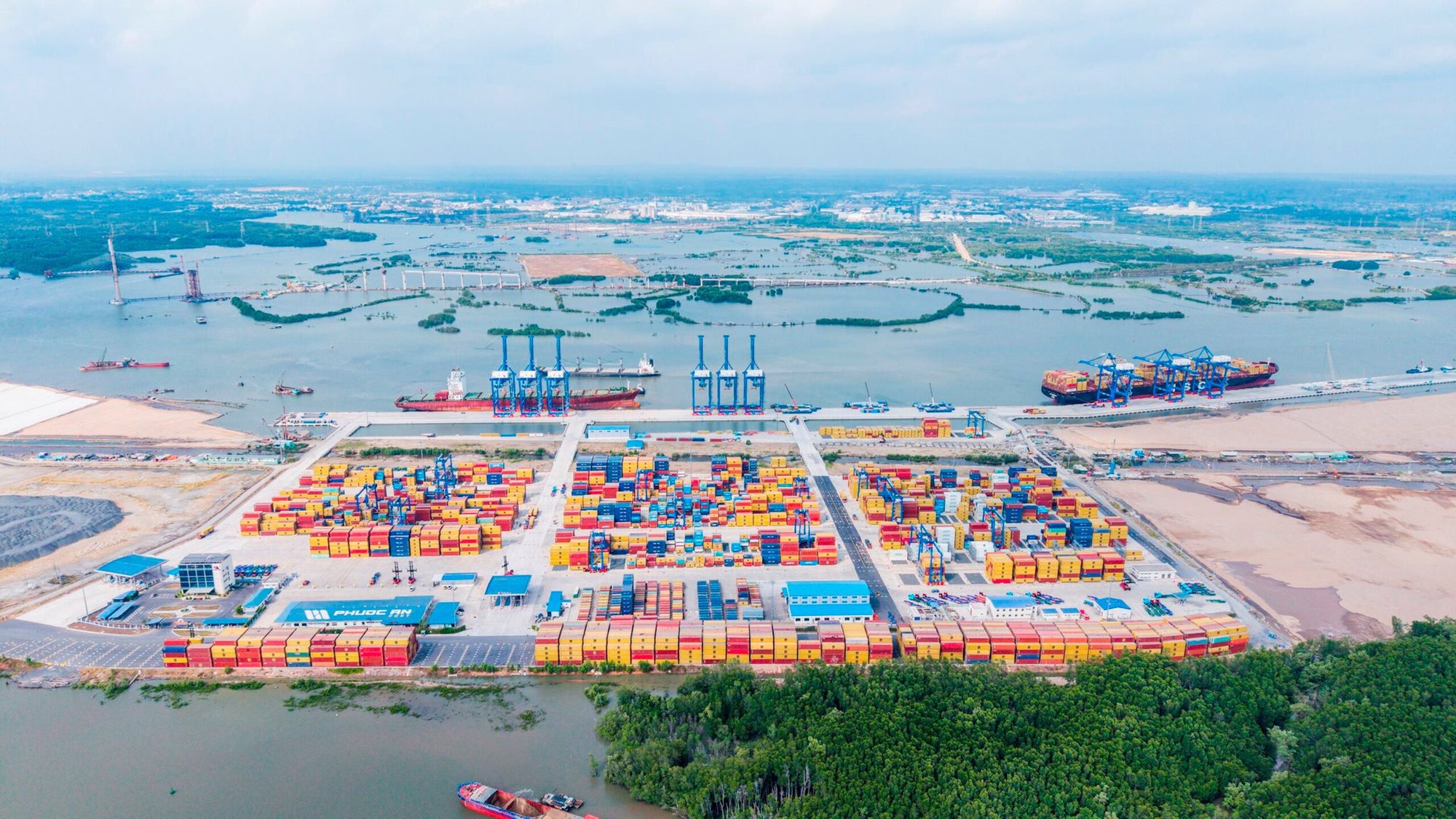 Chứng khoán tuần qua: Thị trường rung lắc mạnh, người nhà lãnh đạo PNJ liên tục thoái vốn- Ảnh 4.