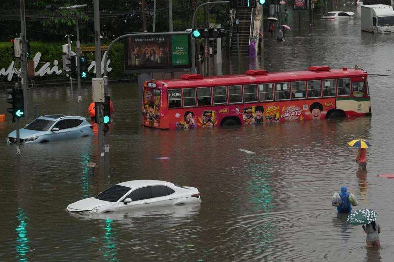 Bangkok tuyên bố tình trạng thảm hoạ: Cảnh tượng không tưởng ở thủ đô Thái Lan những ngày qua- Ảnh 3.