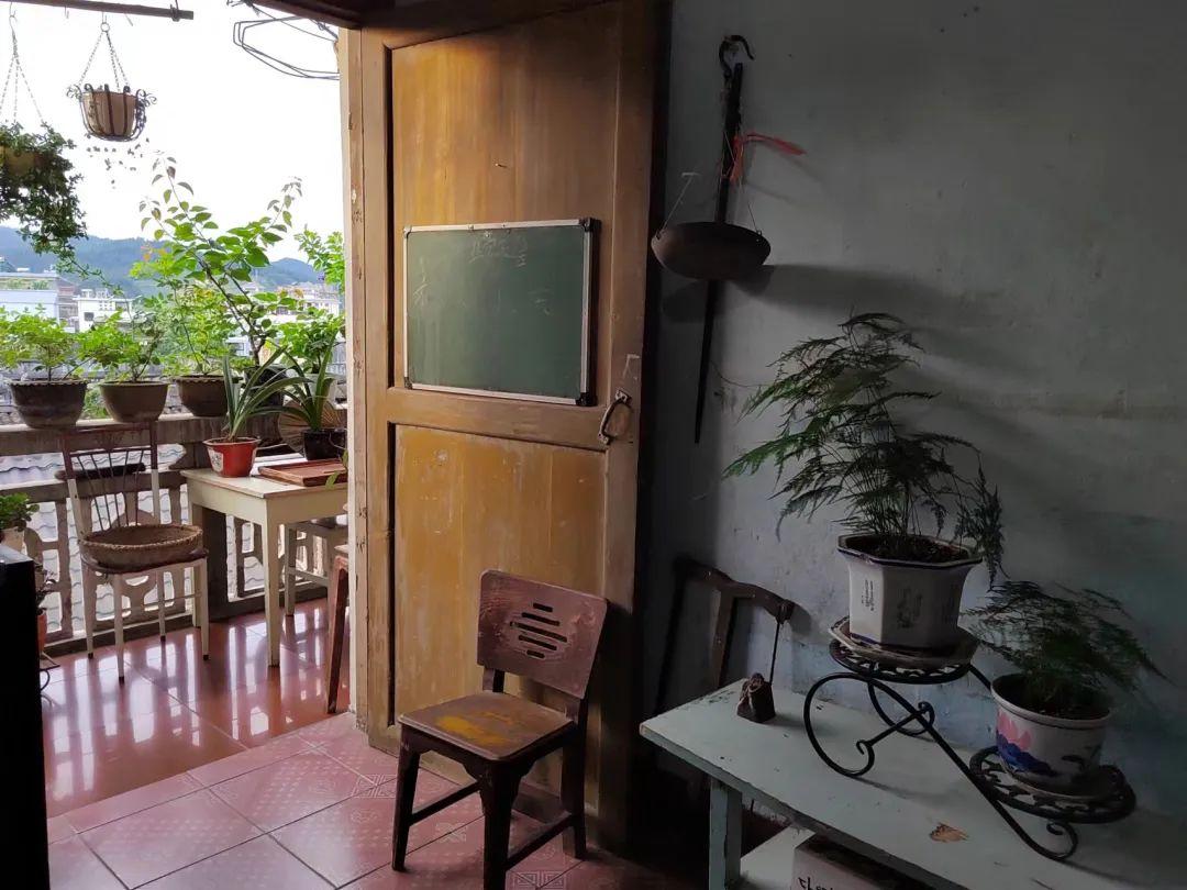 Người phụ nữ 60 tuổi sống một mình trong căn nhà hơn 40 năm: Bước vào bên trong mới hiểu vì sao bà không muốn sửa sang- Ảnh 1.