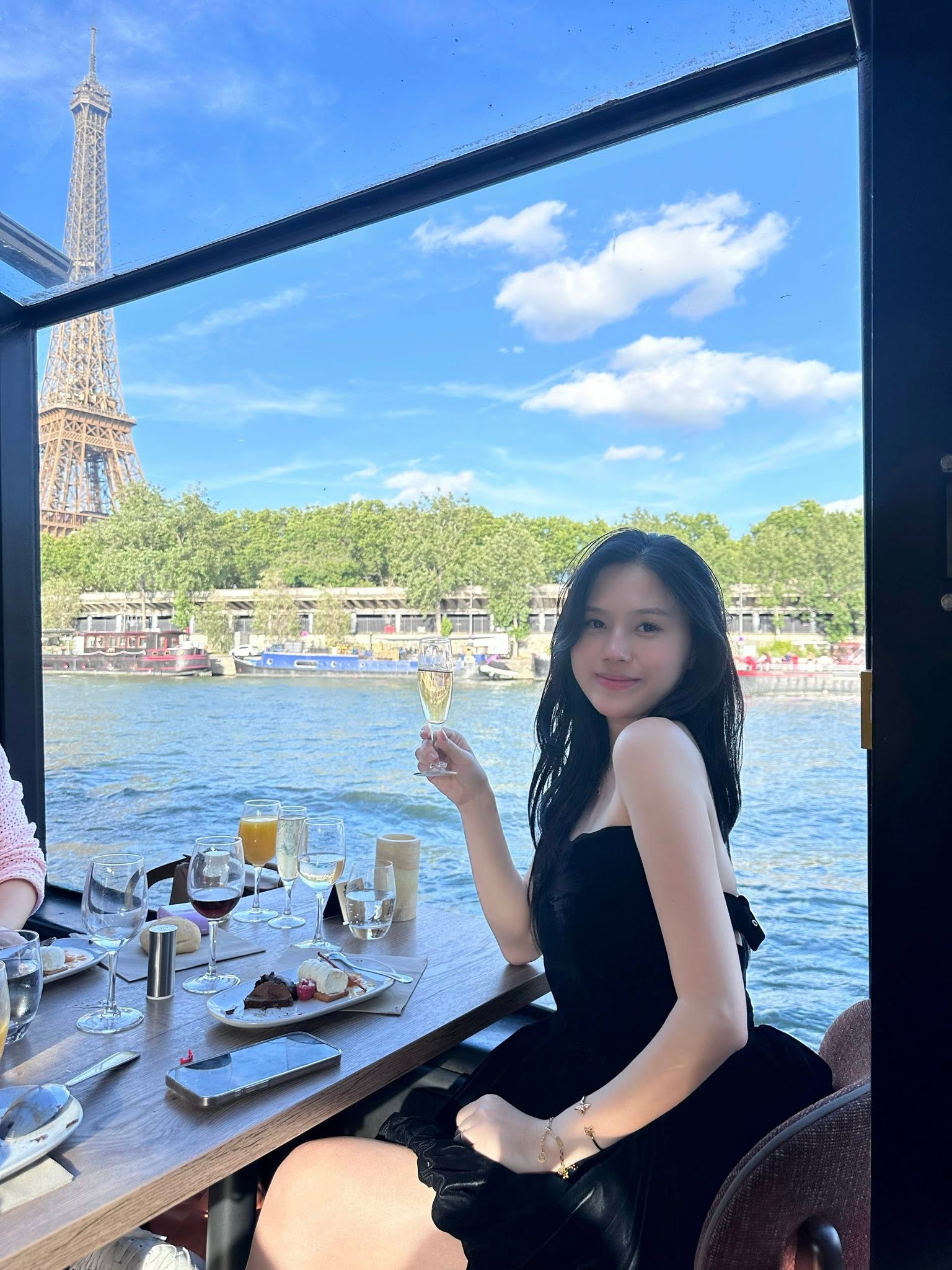 Mỹ nhân Tuyên Quang khoe nhan sắc mẹ 2 con rạng rỡ trong chuyến du lịch châu Âu với trung vệ Thành Chung  - Ảnh 3.
