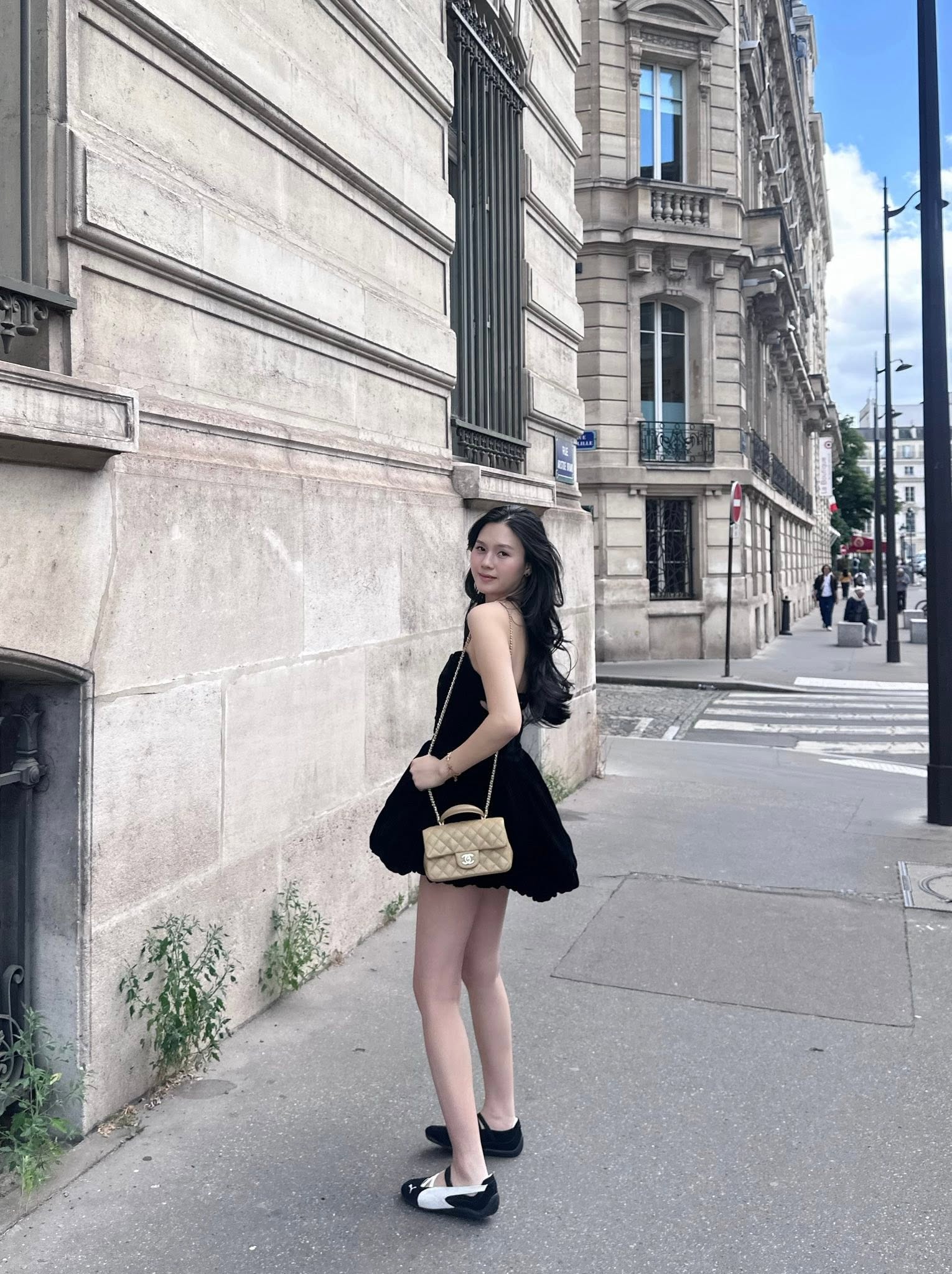 Mỹ nhân Tuyên Quang khoe nhan sắc mẹ 2 con rạng rỡ trong chuyến du lịch châu Âu với trung vệ Thành Chung  - Ảnh 2.