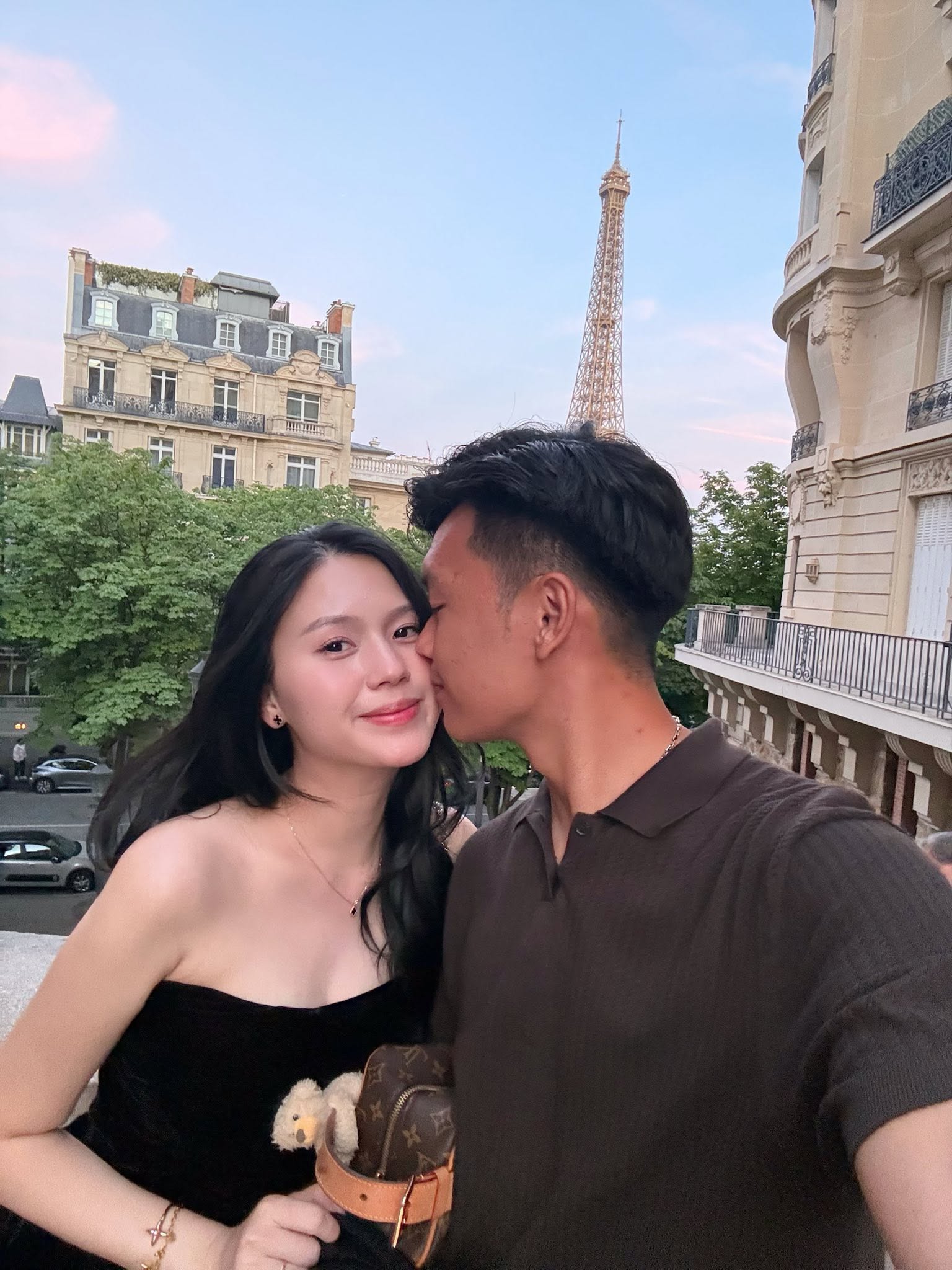 Mỹ nhân Tuyên Quang khoe nhan sắc mẹ 2 con rạng rỡ trong chuyến du lịch châu Âu với trung vệ Thành Chung  - Ảnh 4.