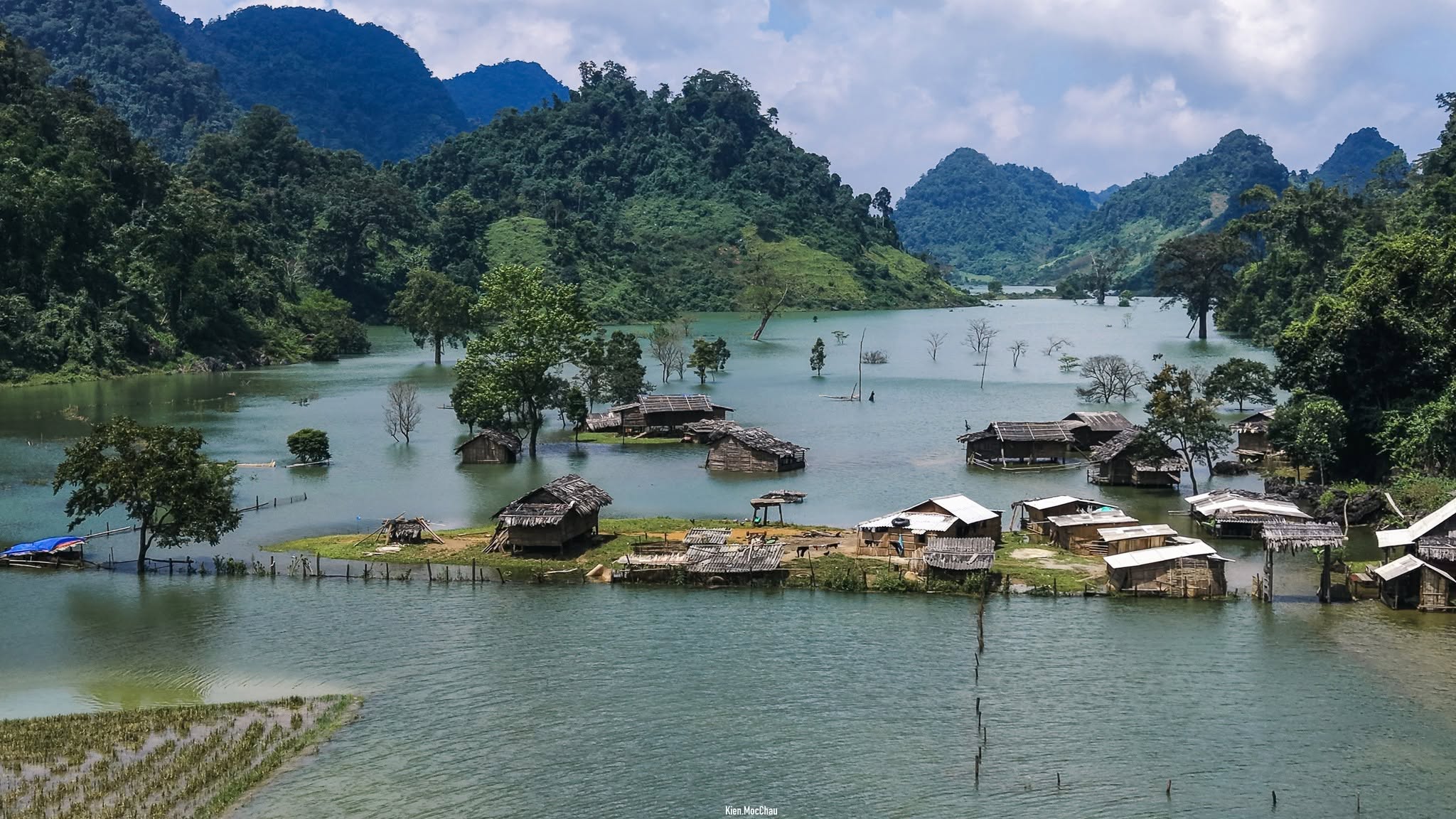 Việt Nam có “vịnh” 300 ha nằm giữa núi: Không thông ra biển, chỉ xuất hiện khoảng 4 tháng trong năm - Ảnh 2.