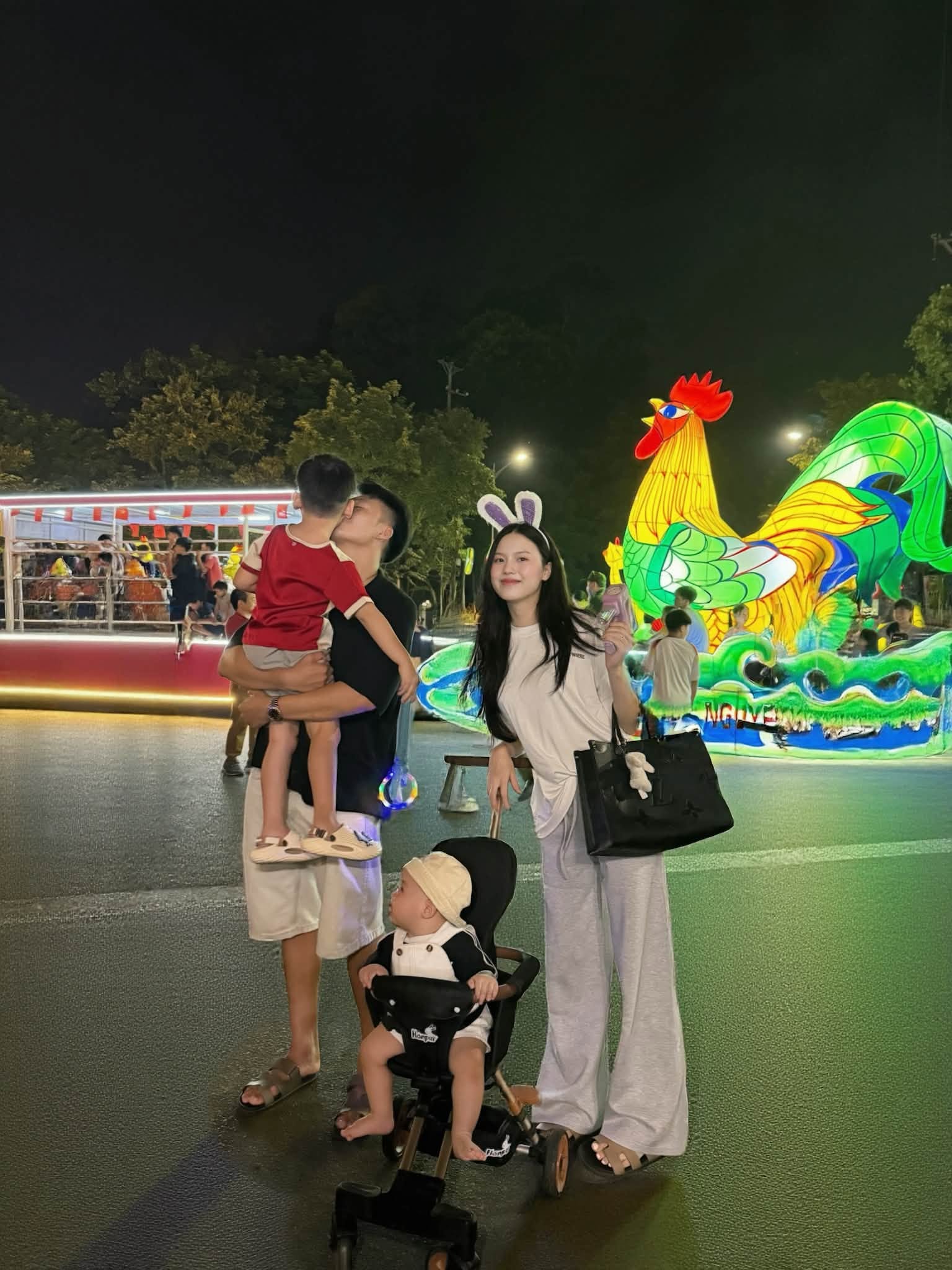 Mỹ nhân Tuyên Quang khoe nhan sắc mẹ 2 con rạng rỡ trong chuyến du lịch châu Âu với trung vệ Thành Chung  - Ảnh 7.