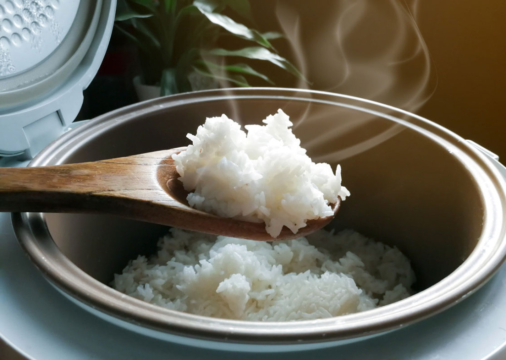 Phích cắm điện bị lỏng nên làm gì đầu tiên? - Ảnh 1.