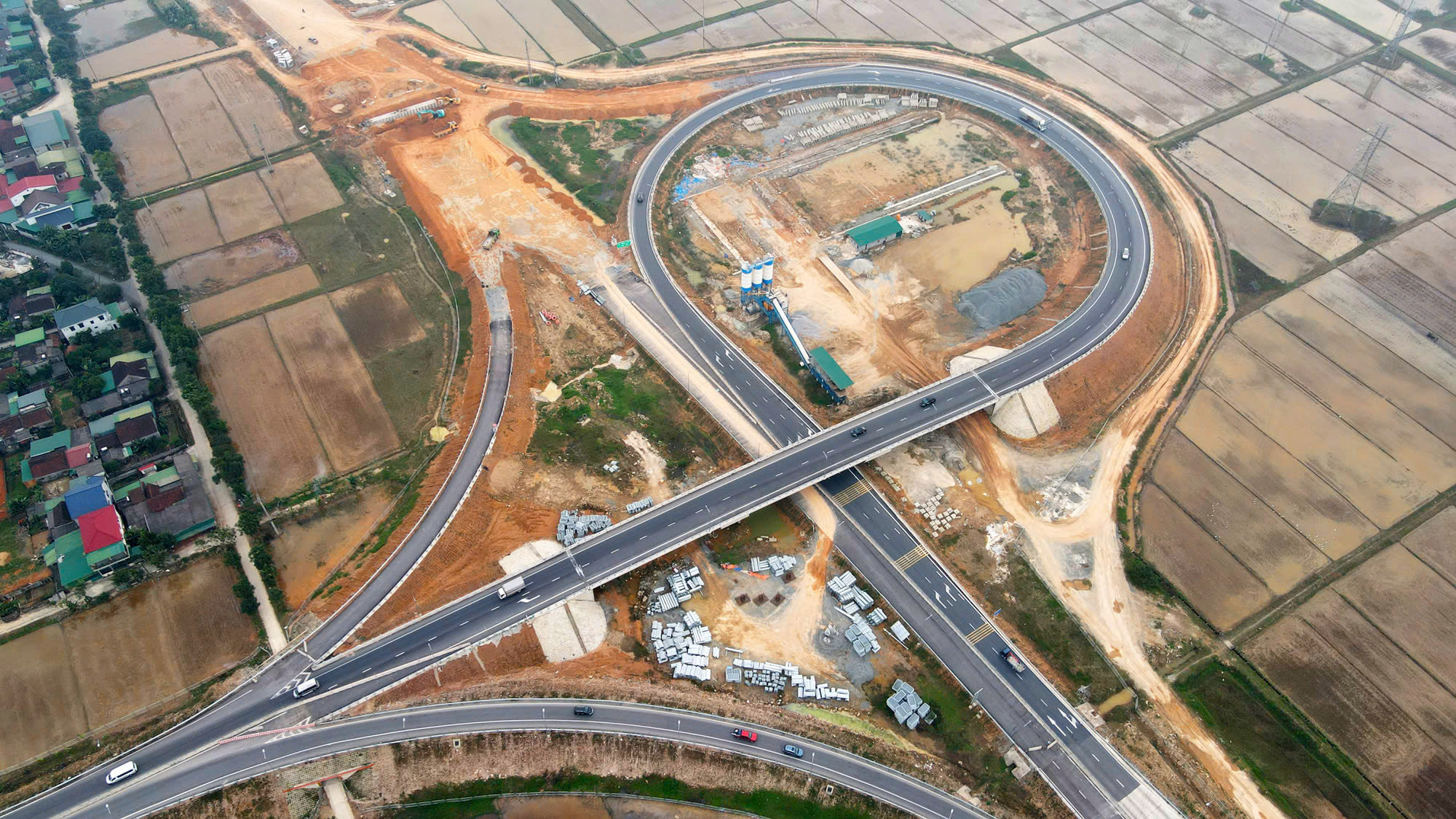 Tìm nguồn lực đầu tư hơn 3.400km đường bộ cao tốc- Ảnh 1.