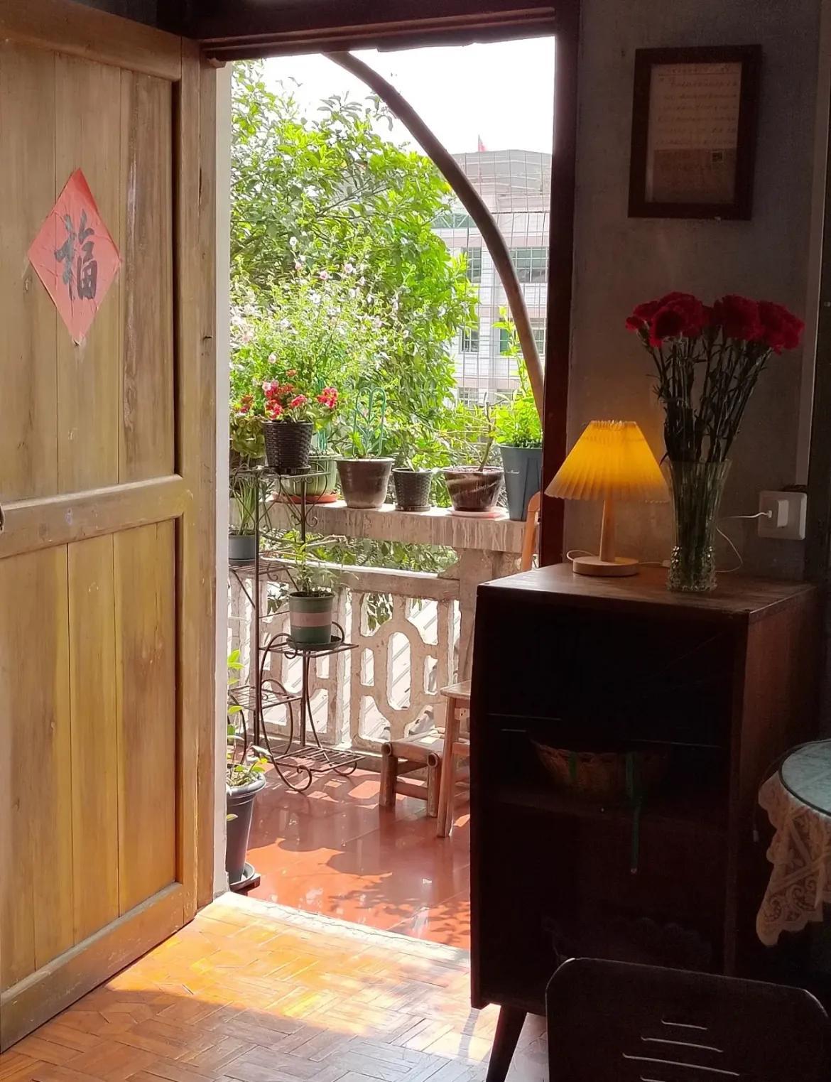Người phụ nữ 60 tuổi sống một mình trong căn nhà hơn 40 năm: Bước vào bên trong mới hiểu vì sao bà không muốn sửa sang- Ảnh 3.
