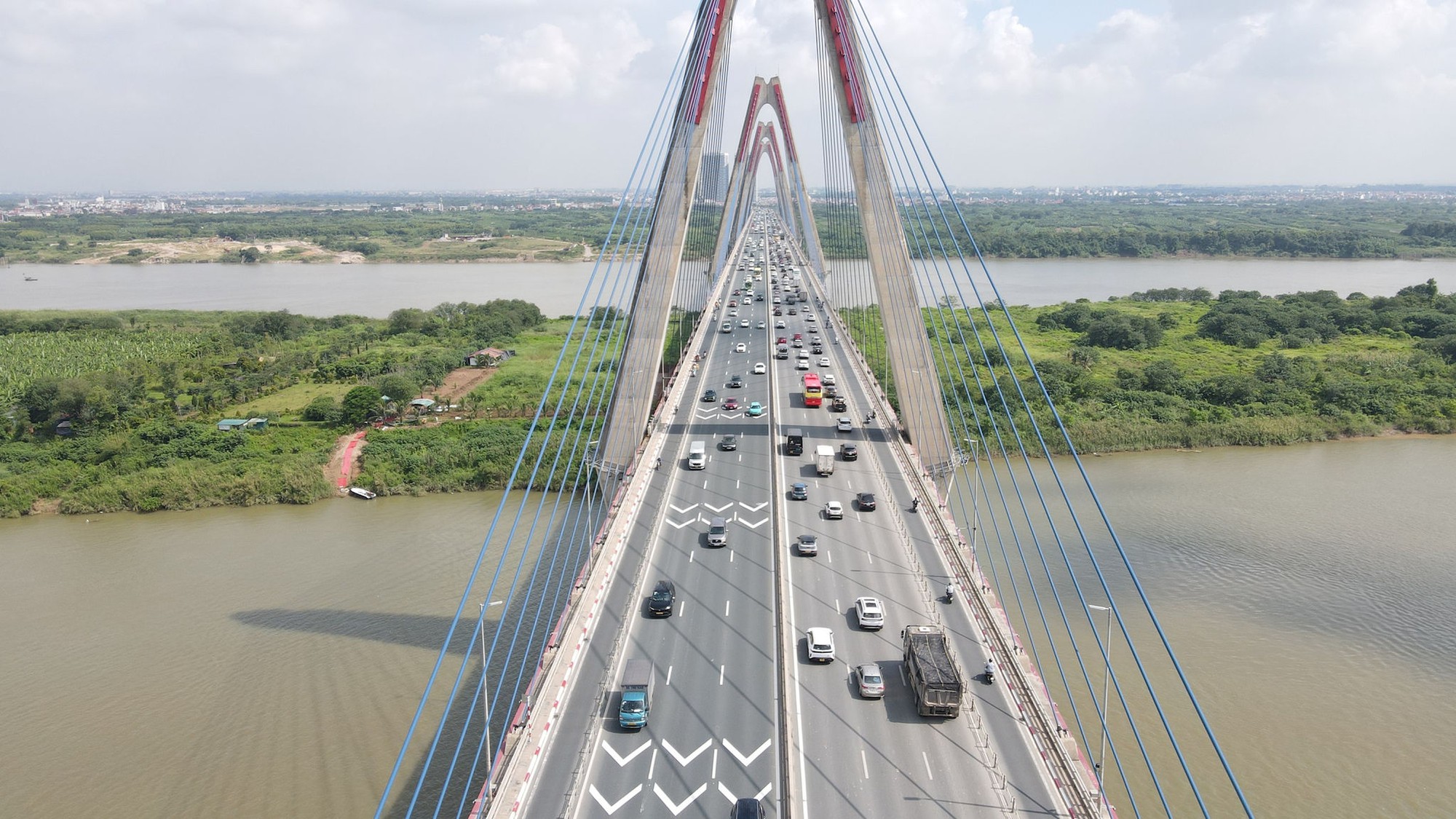 Lắp biển báo khoảng cách trên cầu Nhật Tân không phải nhằm mục đích xử phạt- Ảnh 1.