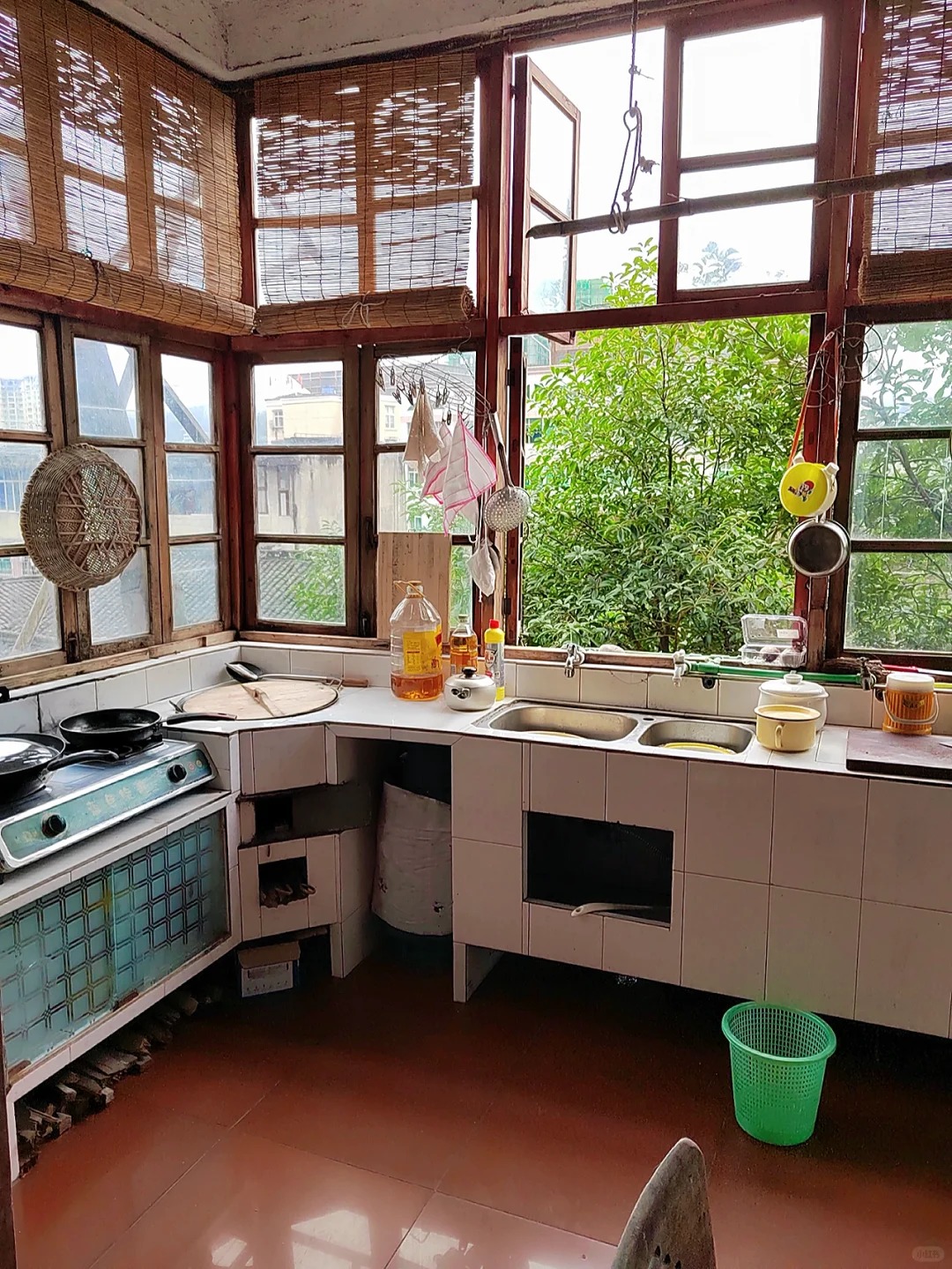 Người phụ nữ 60 tuổi sống một mình trong căn nhà hơn 40 năm: Bước vào bên trong mới hiểu vì sao bà không muốn sửa sang- Ảnh 5.