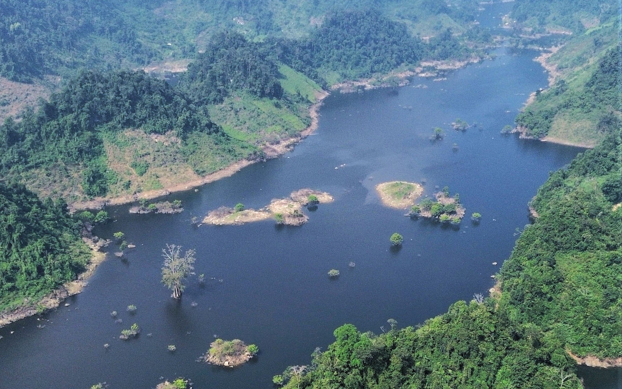 Việt Nam có “vịnh” 300 ha nằm giữa núi: Không thông ra biển, chỉ xuất hiện 4 tháng trong năm