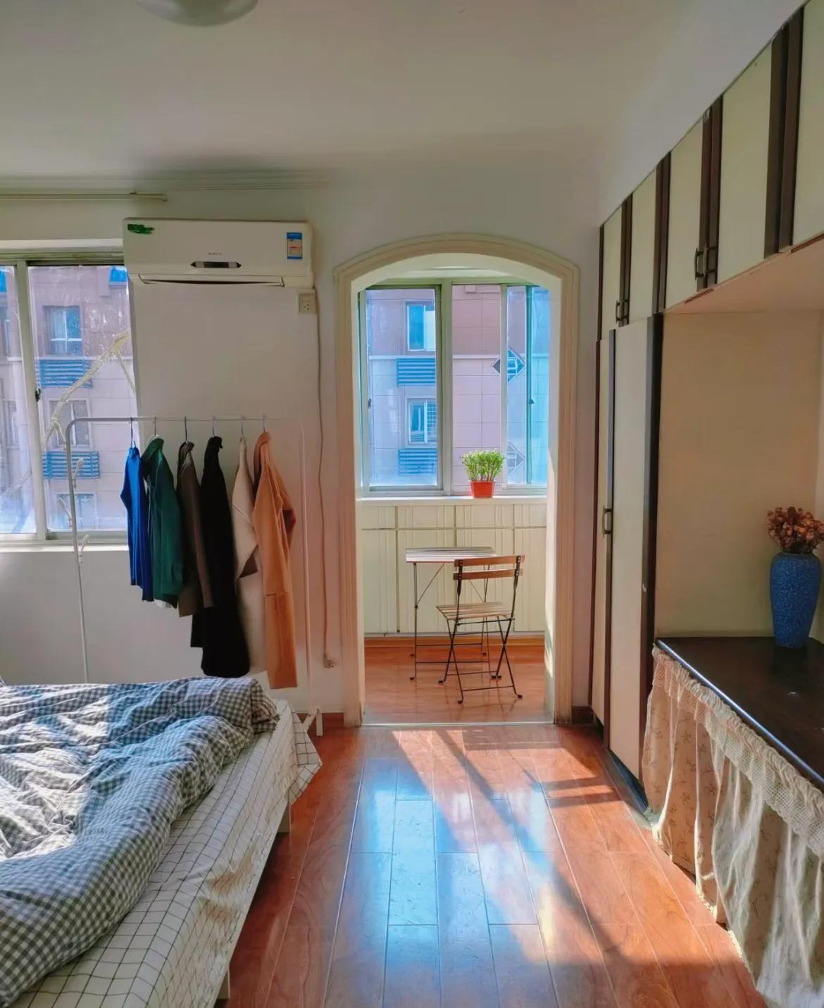 30 tuổi mua căn hộ cũ 67m², 31 tuổi bắt đầu lại sự nghiệp: Cô gái sống một mình 5 năm và biến phòng khách thành nơi không ai ngờ tới- Ảnh 5.
