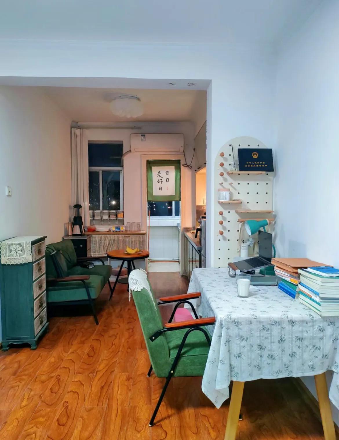 30 tuổi mua căn hộ cũ 67m², 31 tuổi bắt đầu lại sự nghiệp: Cô gái sống một mình 5 năm và biến phòng khách thành nơi không ai ngờ tới- Ảnh 2.