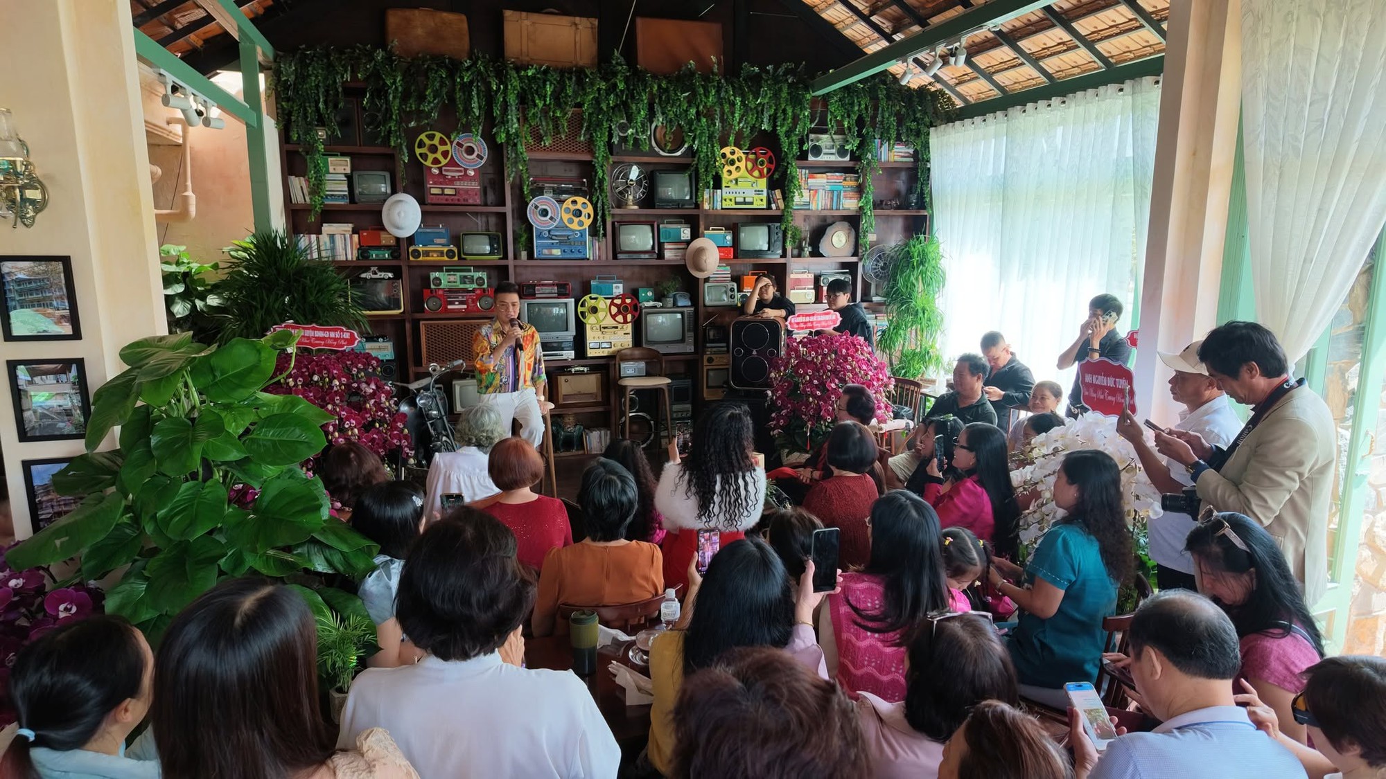 Quán cà phê mới mở ở đường Bùi Thị Xuân, Đà Lạt của nam ca sĩ đình đám U60- Ảnh 4.