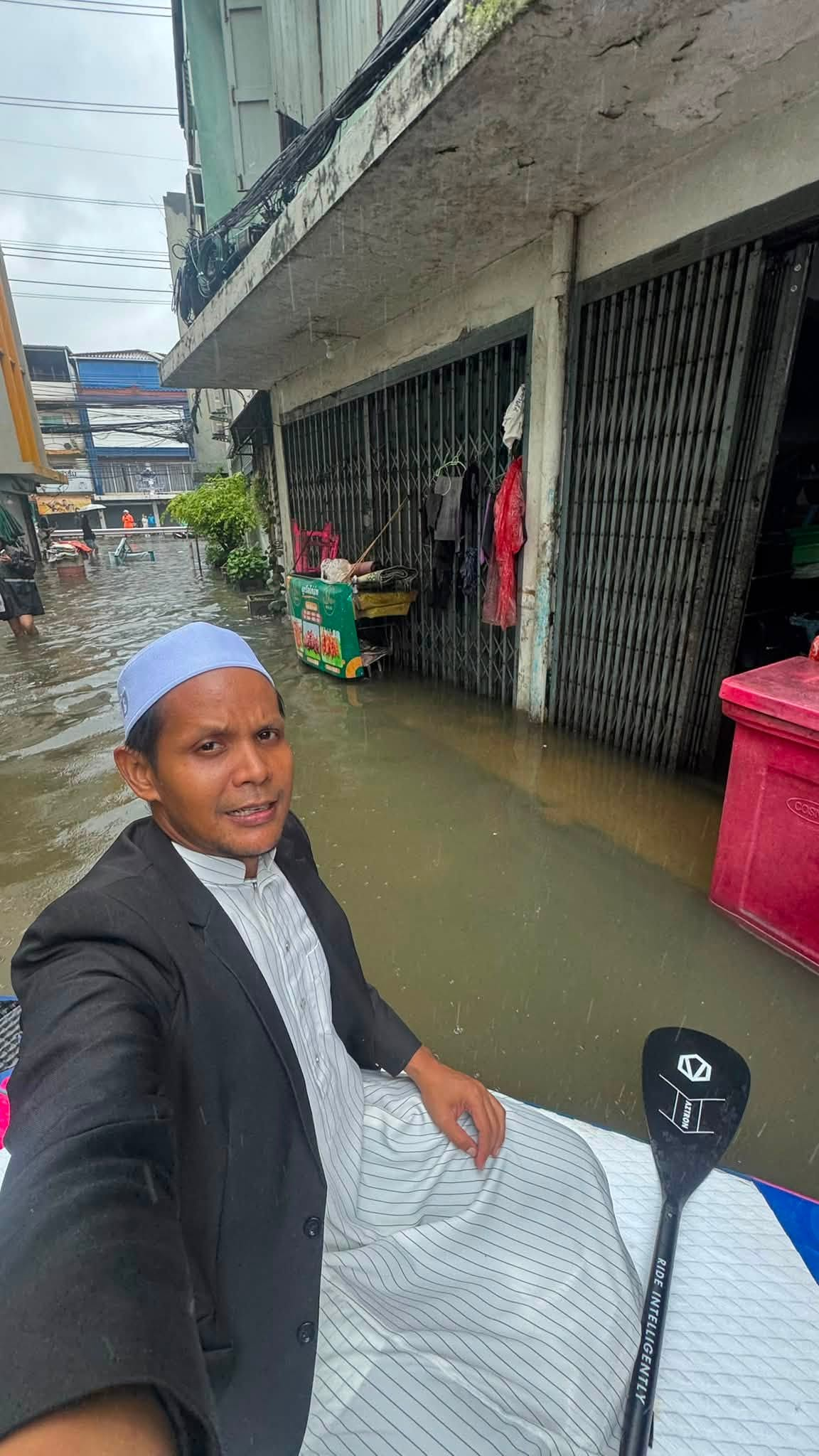 MC đám cưới chèo thuyền vượt đèn đỏ giữa ngày Bangkok ngập lụt, cảnh sát giao thông nói 1 câu hút 17 triệu người - Ảnh 5.