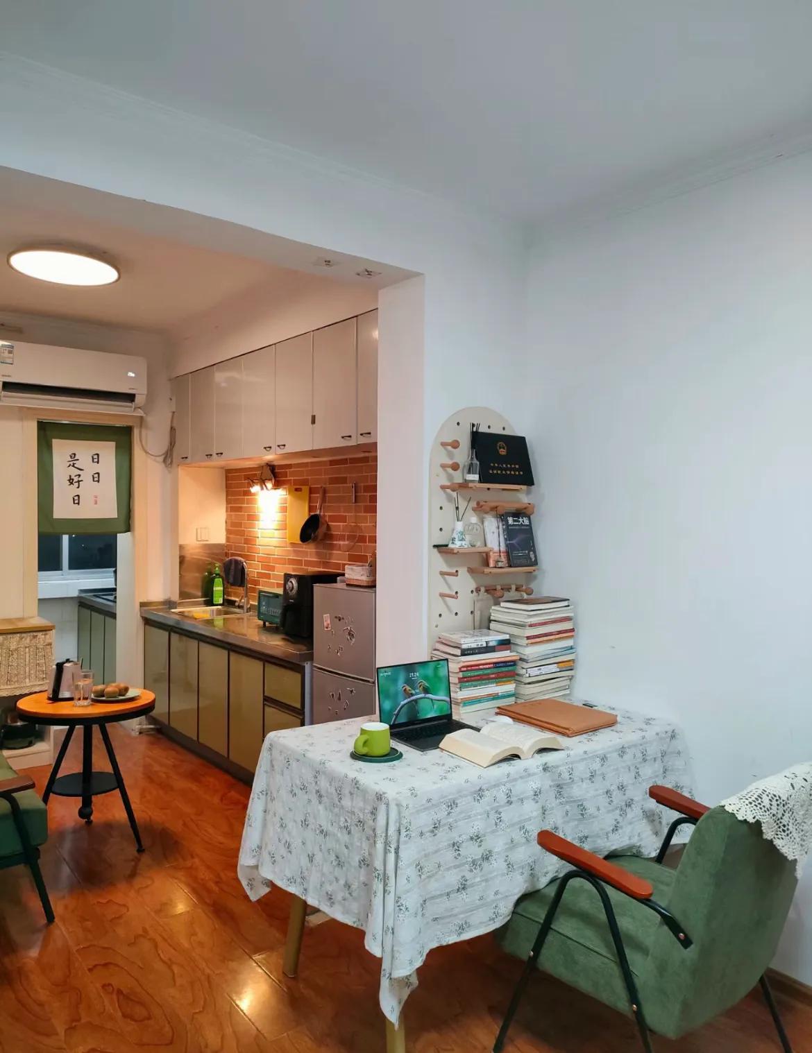 30 tuổi mua căn hộ cũ 67m², 31 tuổi bắt đầu lại sự nghiệp: Cô gái sống một mình 5 năm và biến phòng khách thành nơi không ai ngờ tới- Ảnh 4.
