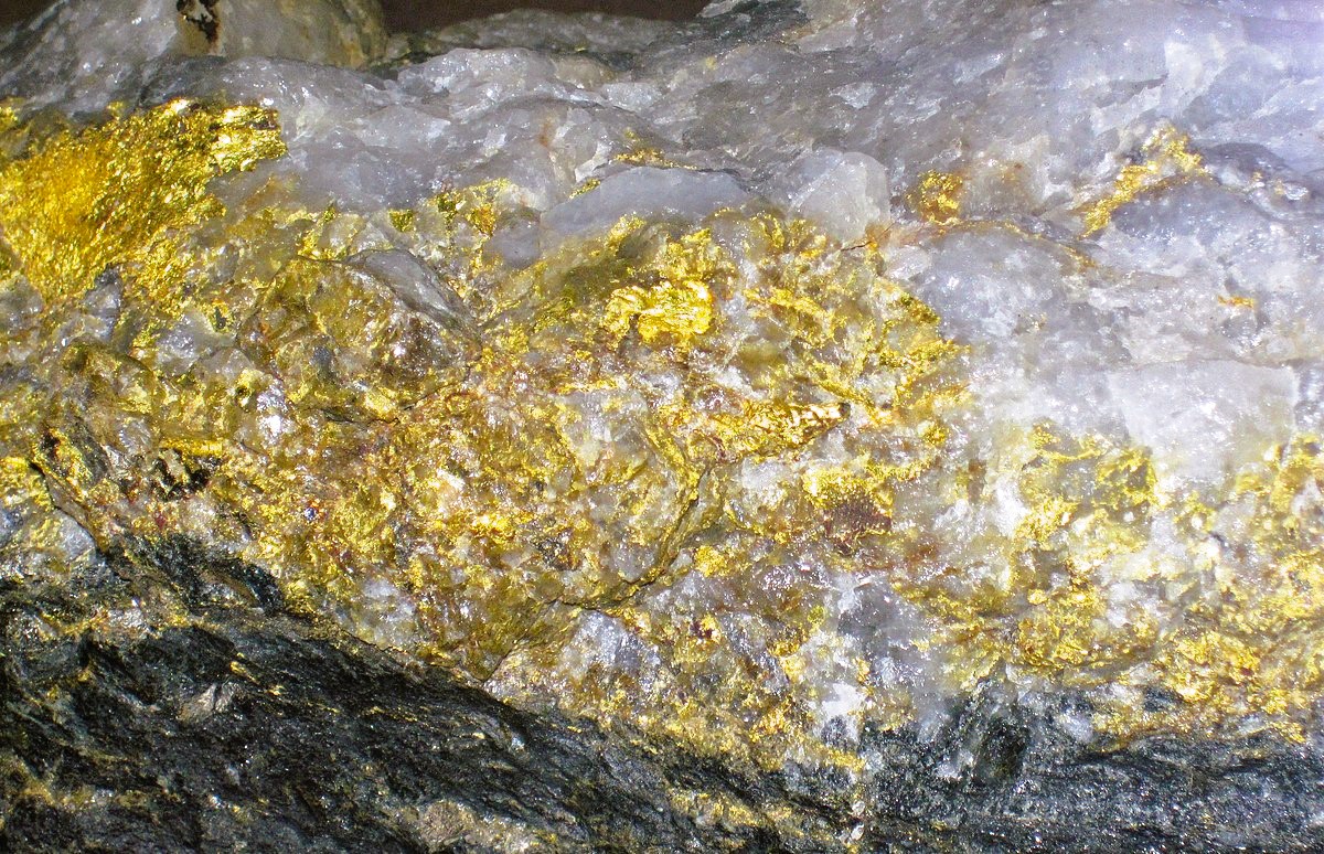 Ngồi trên mỏ vàng 250 tấn, quốc gia này trao quyền khai thác 1,4 triệu hecta cho doanh nghiệp Trung Quốc, các công ty phương Tây ngậm ngùi đứng nhìn - Ảnh 1.