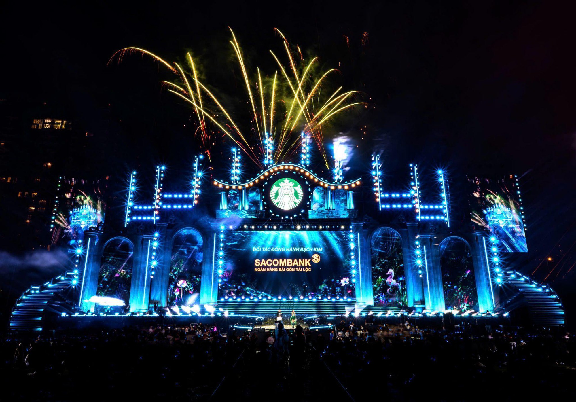 Từ Fast-track đến biển lightstick: Trải nghiệm đi concert siêu khác biệt của chủ thẻ SACOMBANK Visa - Ảnh 1.