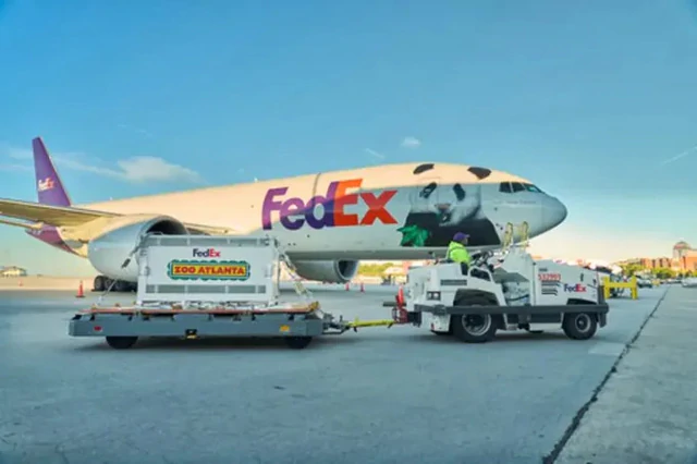 Máy bay khổng lồ sải cánh 64,8m, cao 18,6m chở theo 2 hành khách đặc biệt từ sân bay Trung Quốc, thực hiện nhiệm vụ quan trọng, được theo dõi top 1 toàn cầu trên ứng dụng theo dõi chuyến bay - Ảnh 2. Máy bay khổng lồ sải cánh 64,8m, cao 18,6m chở theo 2 hành khách đặc biệt từ sân bay Trung Quốc, thực hiện nhiệm vụ quan trọng, được theo dõi top 1 toàn cầu trên ứng dụng theo dõi chuyến bay - Ảnh 2.