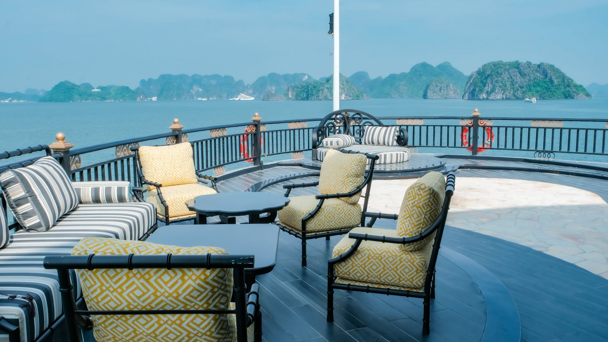 Phát hiện một 'resort' 400 tỷ nổi giữa vịnh Hạ Long: Dài gần 80m, có phòng nghỉ rộng 120 m2, mỗi tầng mang dấu ấn một địa danh Việt Nam - Ảnh 7.